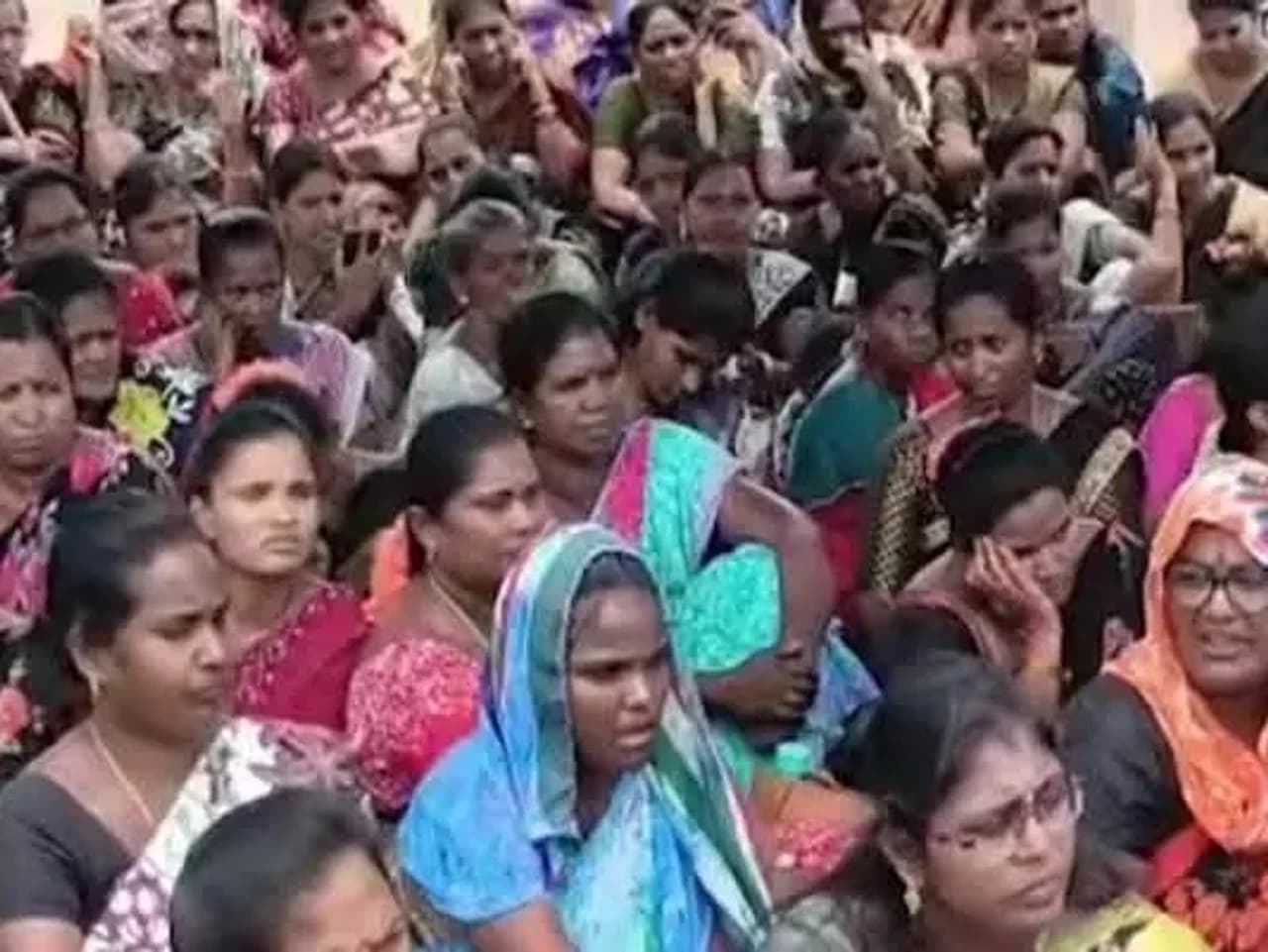 అంగన్వాడీల మెరుపు ధర్నా.. కలెక్టరేట్ వద్ద ఉద్రిక్తత