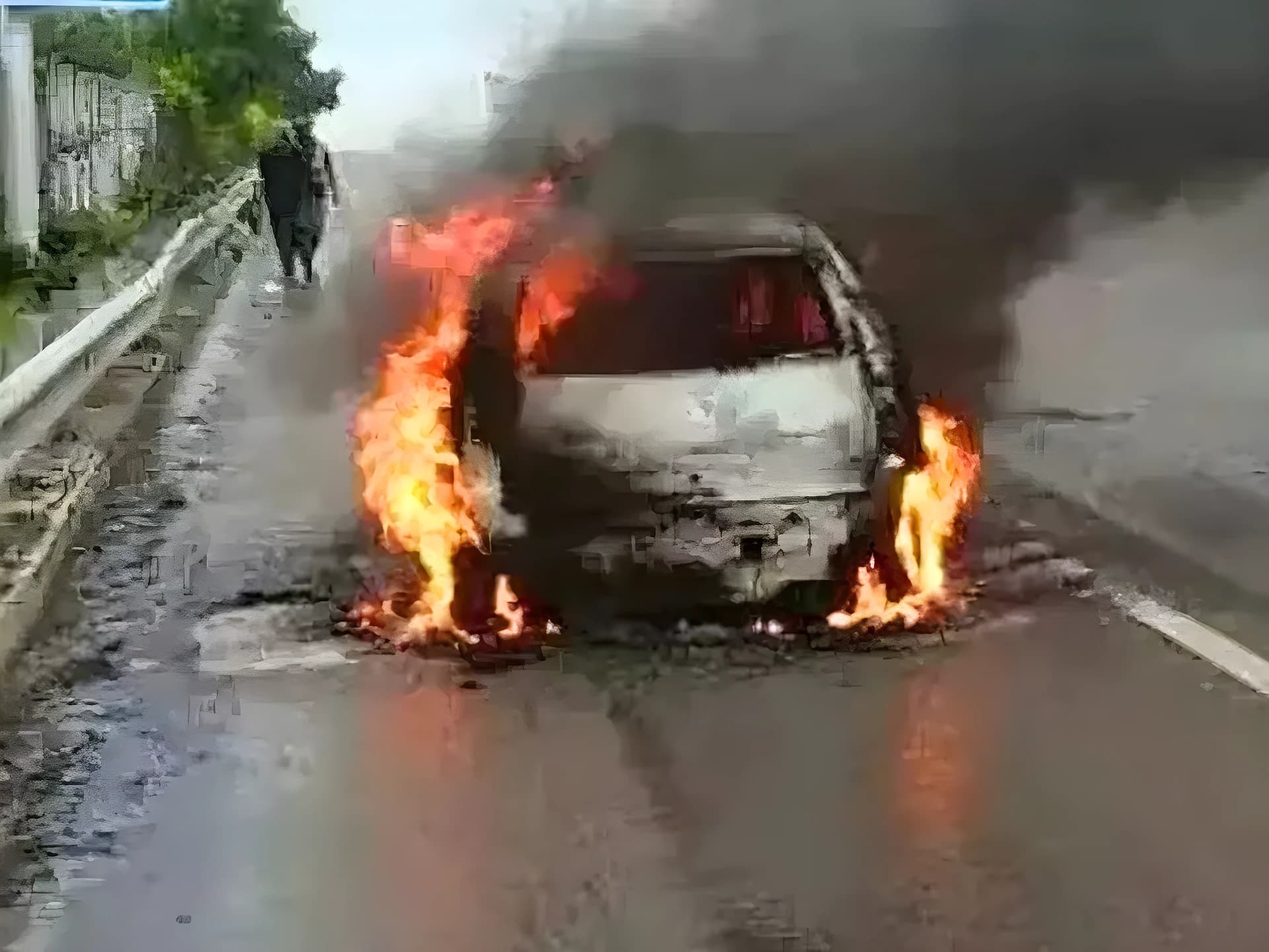 రన్నింగ్ కారులో మంటలు.. జస్ట్ మిస్