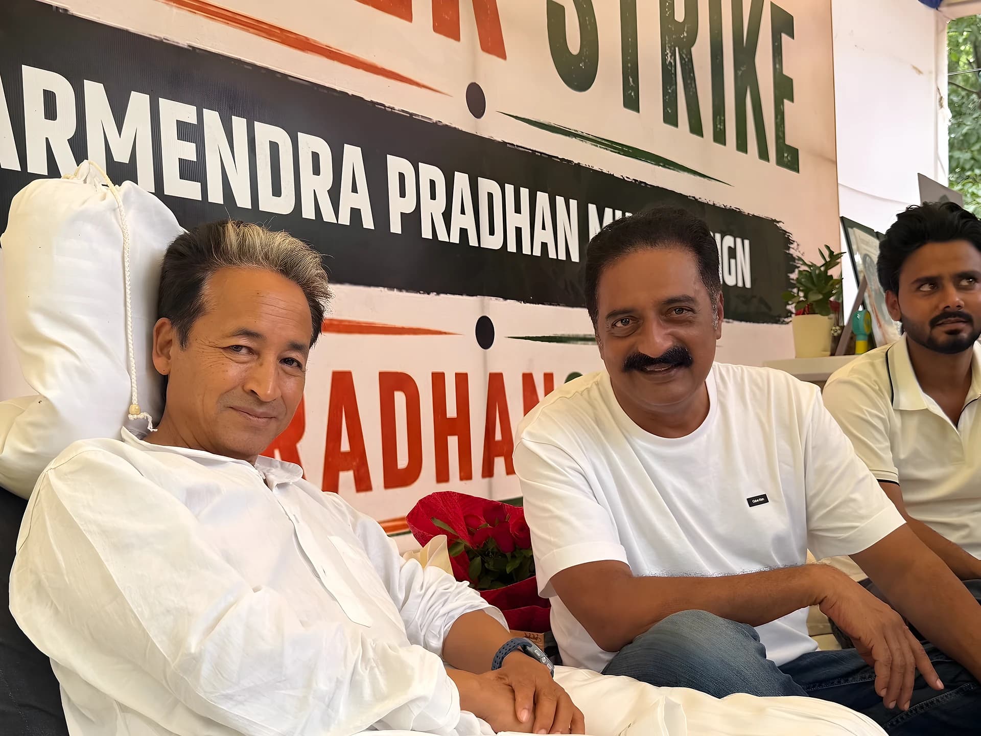 జంతర్ మంతర్ వద్ద ప్రకాష్ రాజ్!