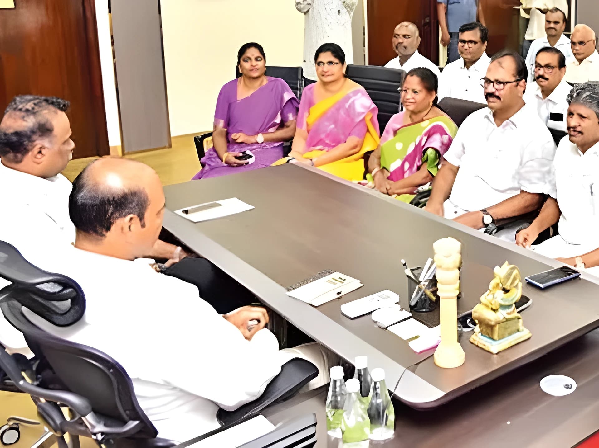 ప్రభుత్వ ఉద్యోగులకు మంత్రుల హామీ