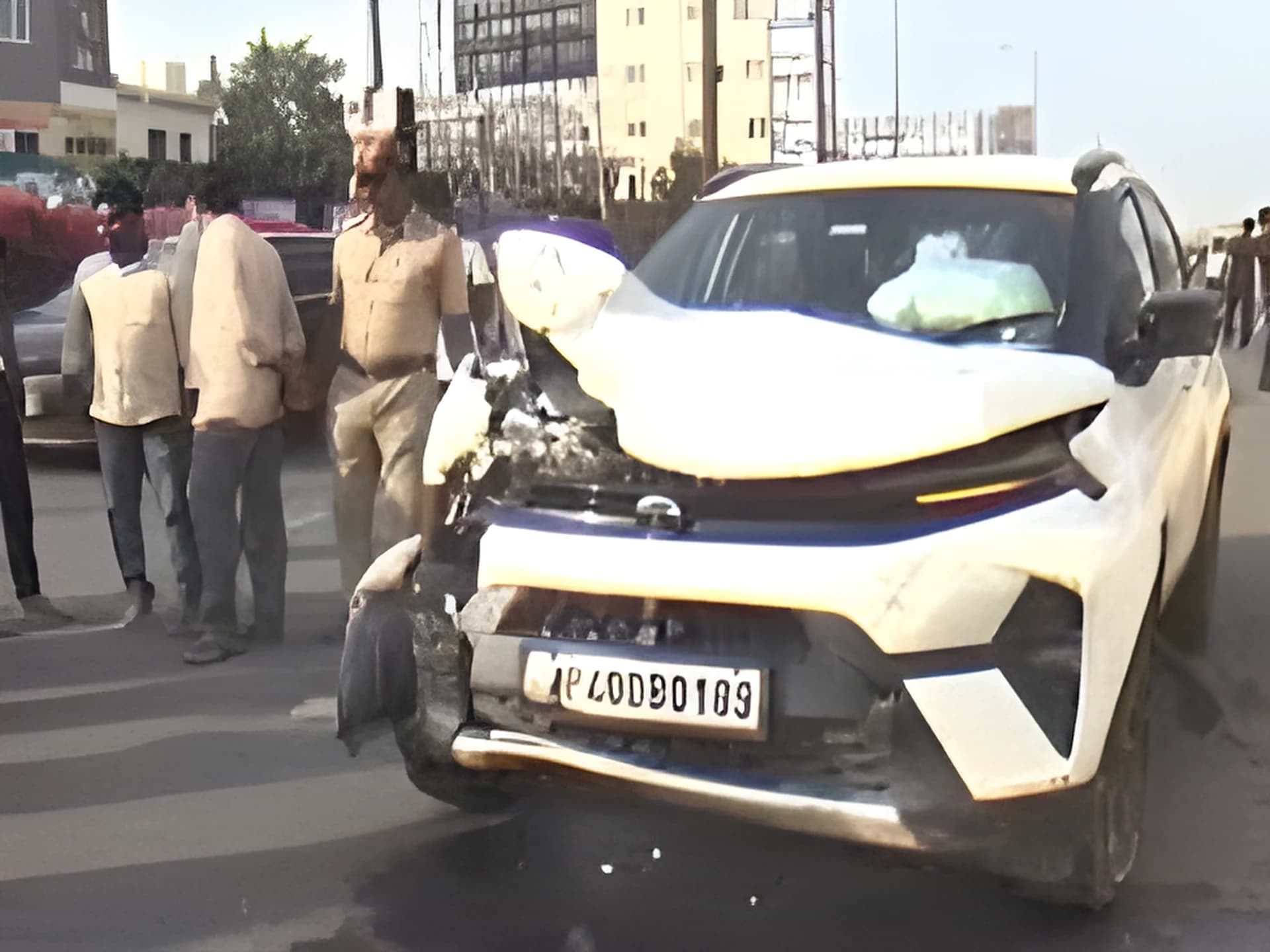 కారు బీభత్సం.. వాహనాలపై దూసుకెళ్లిన కారు