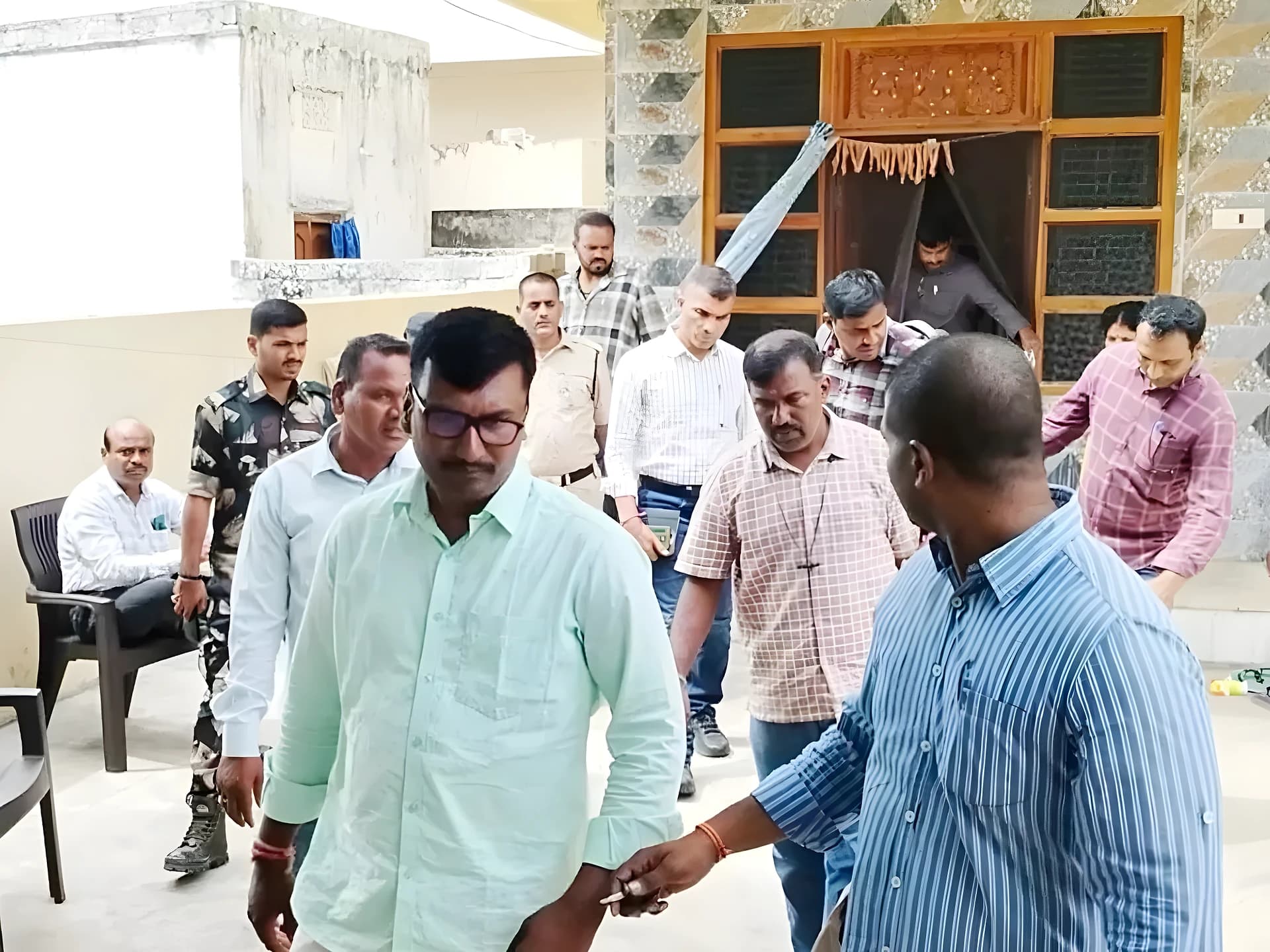 ఇంట్లోనే లంచం.. గుమ్మం వద్దే ACB