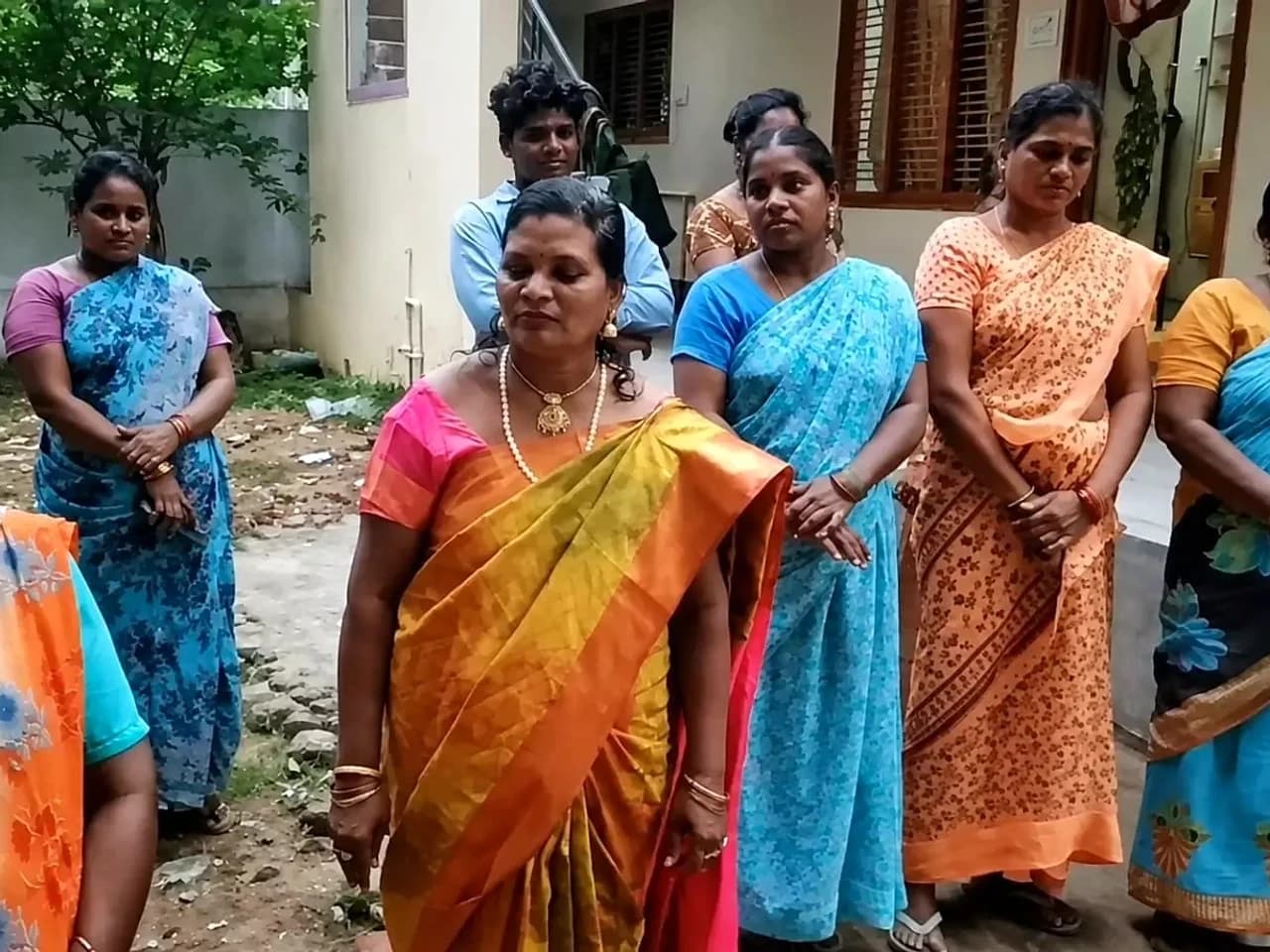 ఆషాఢం ఆఫర్ అంటూ గ్రామస్తులకు టోకరా