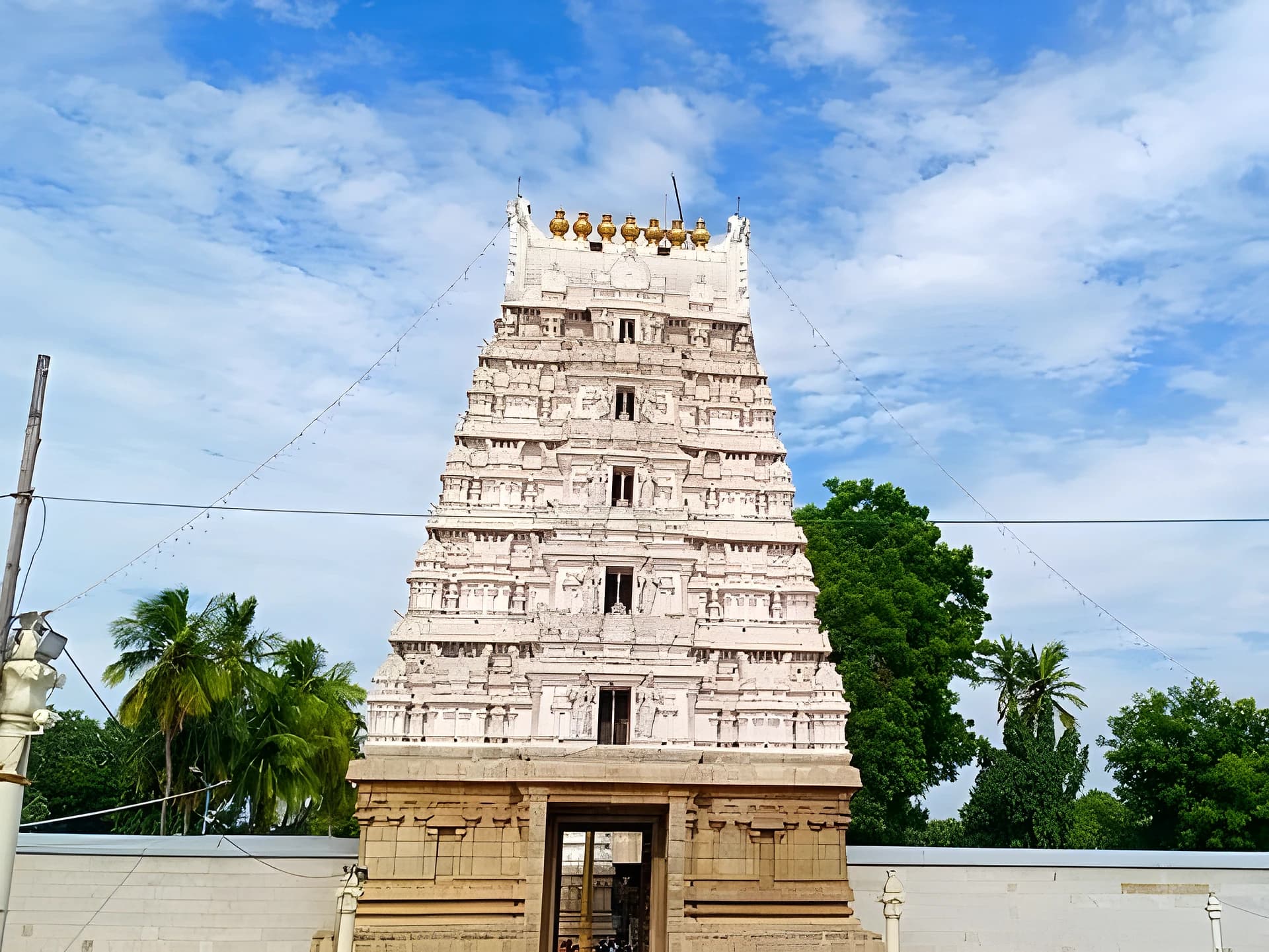 అమ్మవారి తాళిబొట్టు కూడా వదల్లేదు