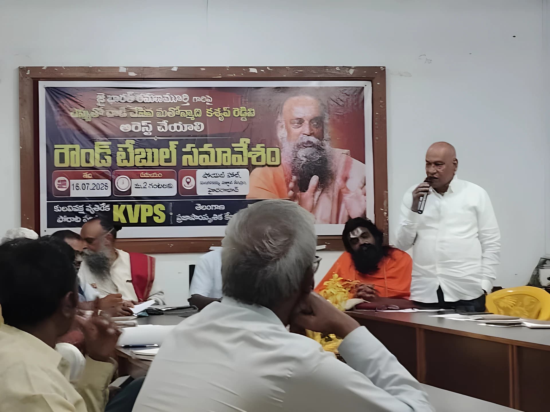 అందరం కలిసికట్టుగా పోరాడాలి