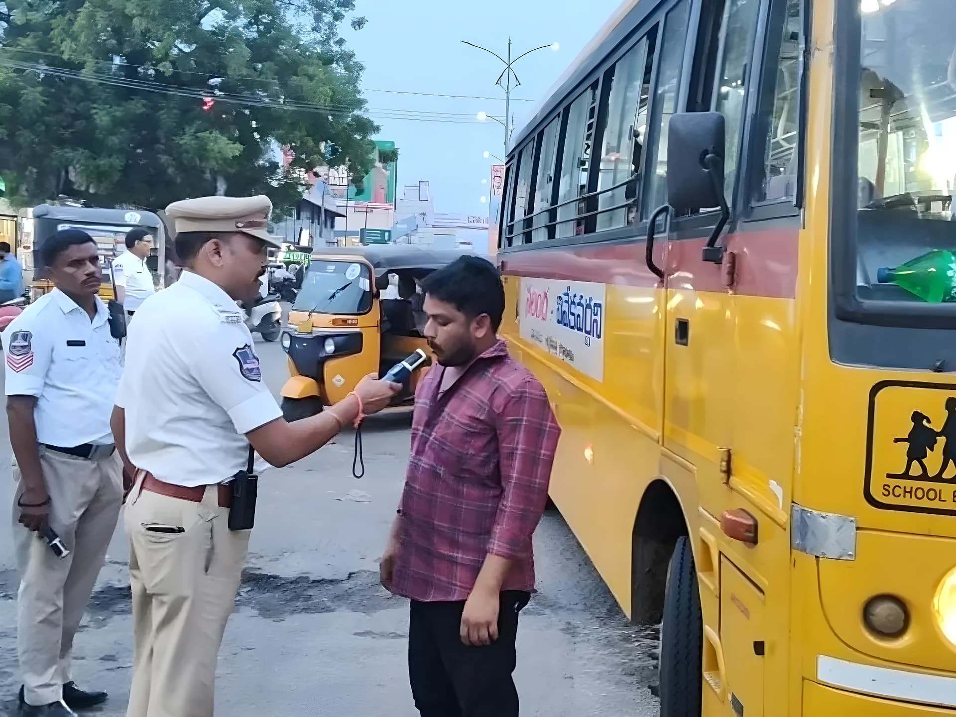 డ్రంక్ అండ్ డ్రైవ్‌లో పట్టుబడ్డ బస్సు డ్రైవర్లు