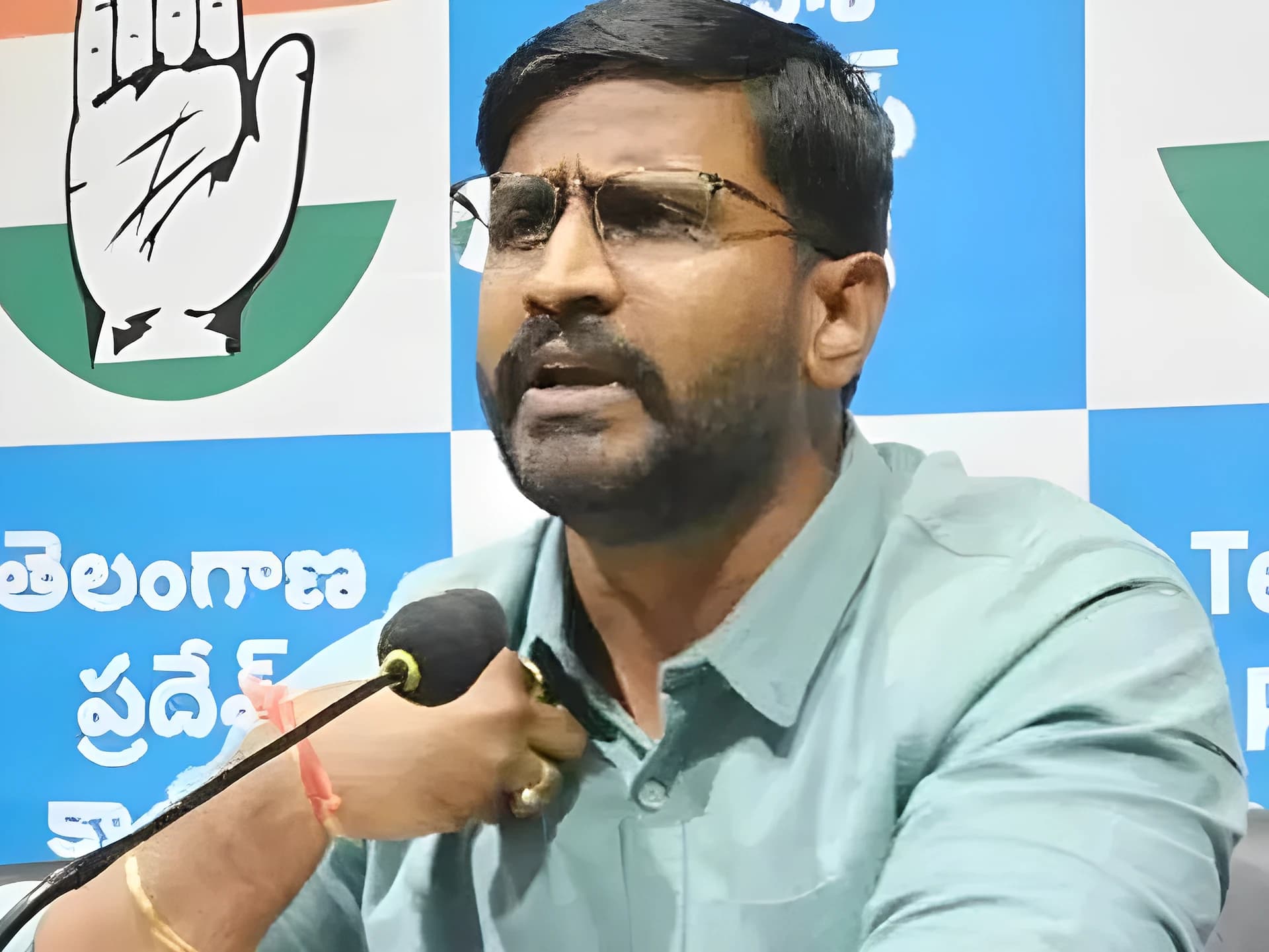 నిరుద్యోగులు వారి ట్రాప్‌లో పడొద్దు