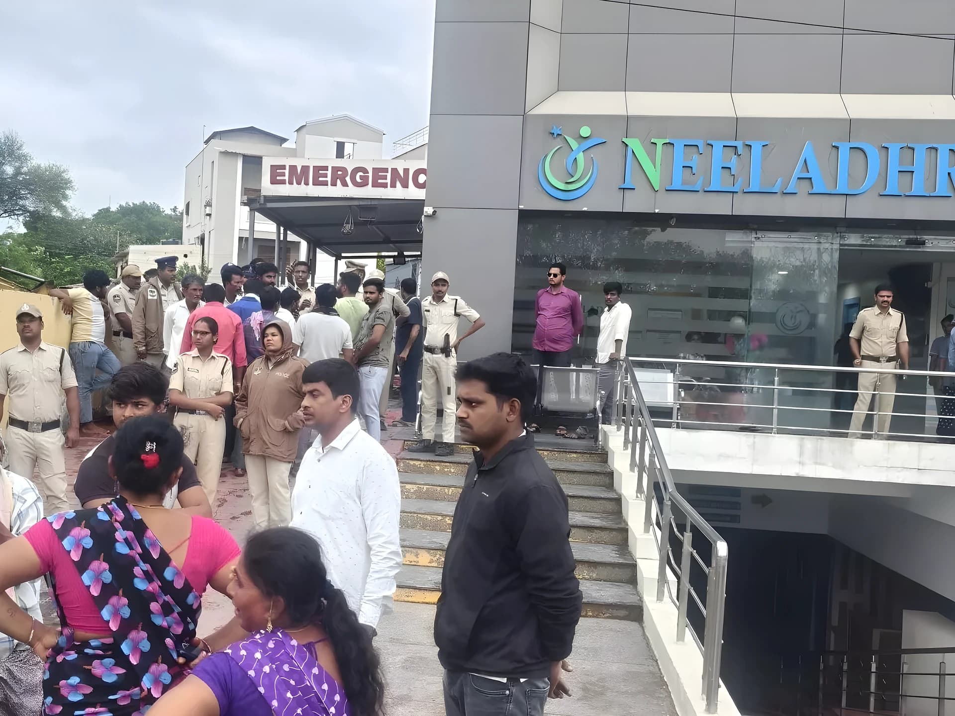 మహిళ మృతి.. ఆస్పత్రి వద్ద ఉద్రిక్తత