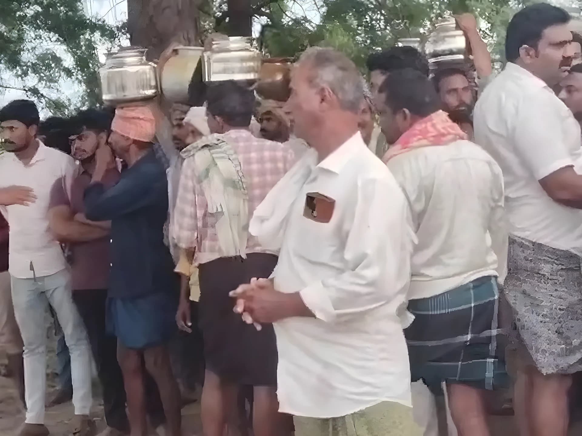 రెండు గ్రామాల మధ్య వివాదం.. ఉద్రిక్తత