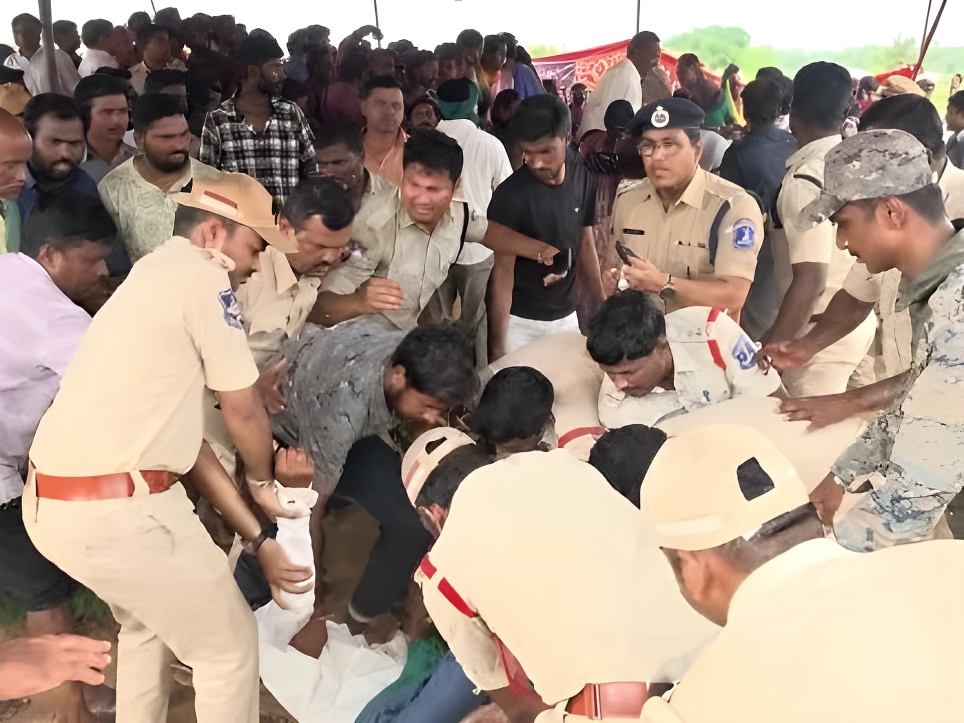 కారం చల్లి రాళ్లు రువ్విన రైతులపై కేసు నమోదు
