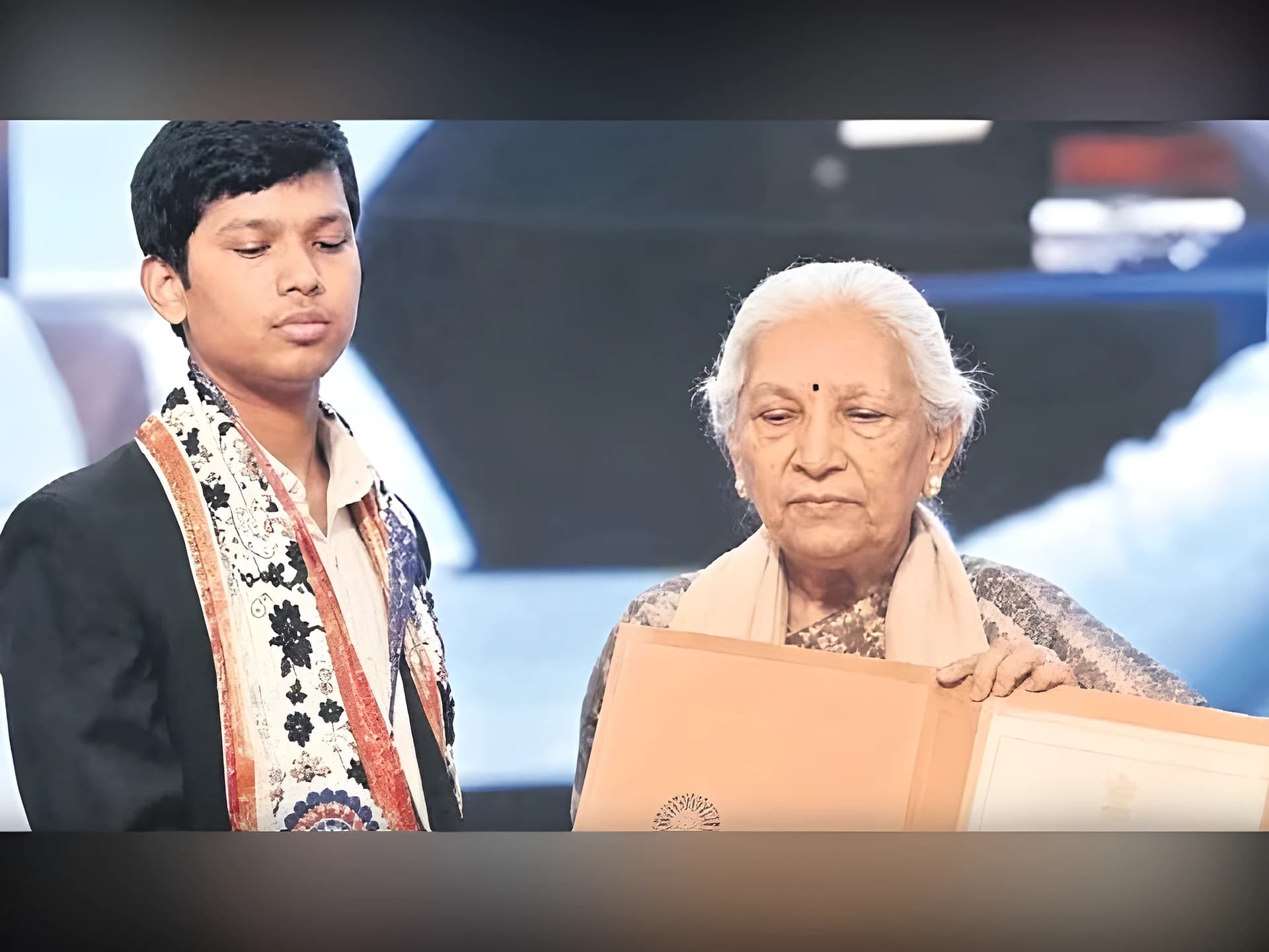 ఉద్యోగం రాలేదని గోల్డ్ మెడల్ విద్యార్థి ఆత్మహత్య
