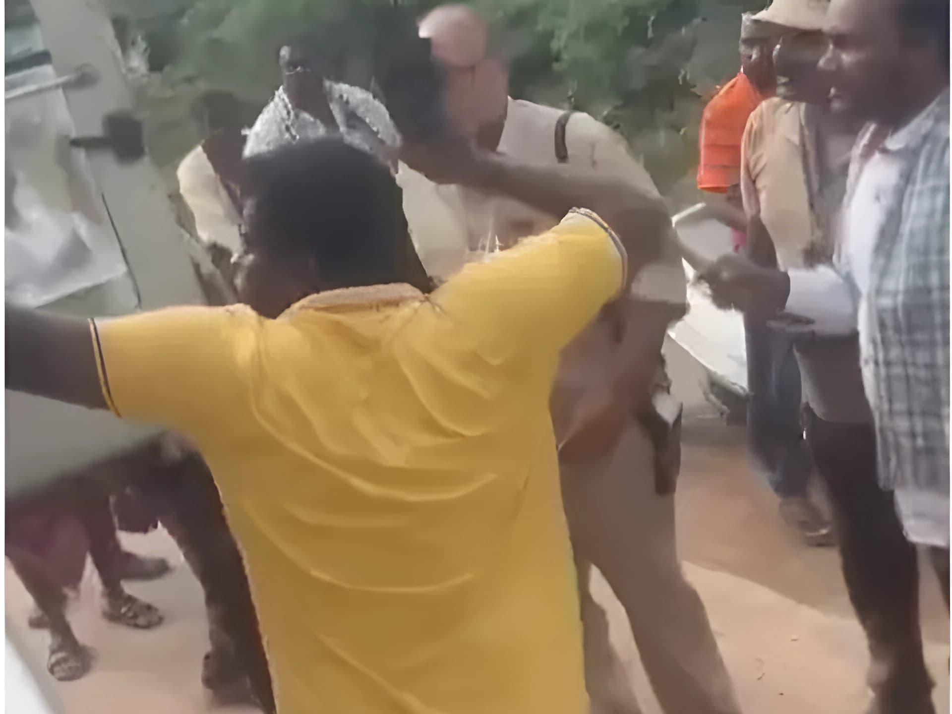 బైక్‌పై వెంబడించి డ్రైవర్‌, కండక్టర్‌పై దాడి