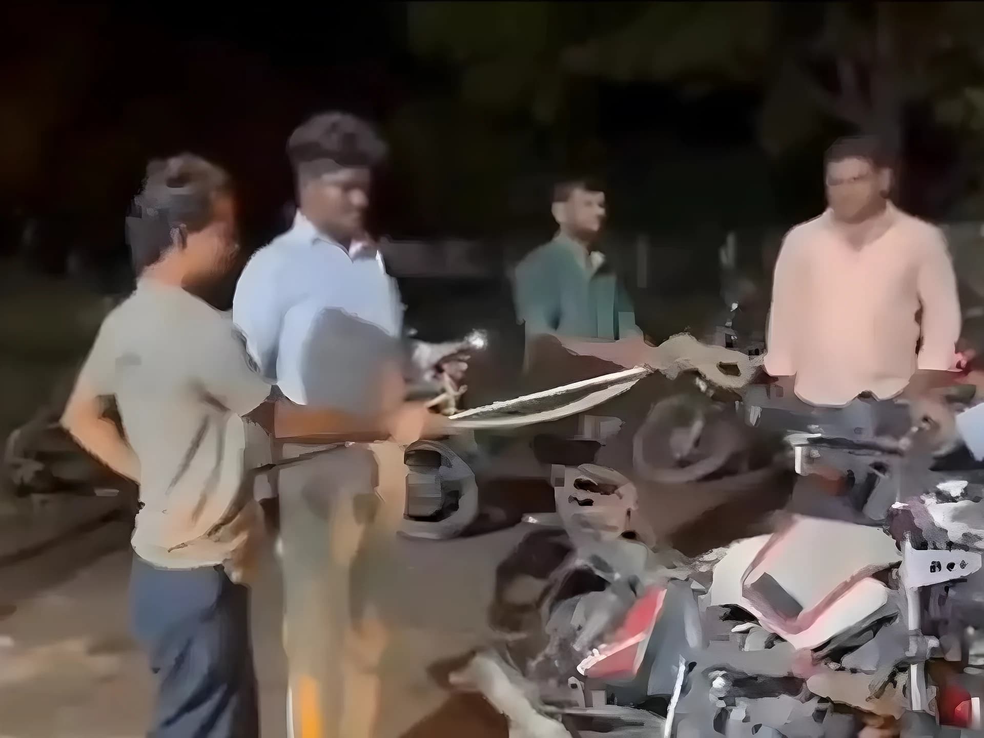 షాకింగ్.. బైక్ ఇంజిన్‌లో నాగుపాము