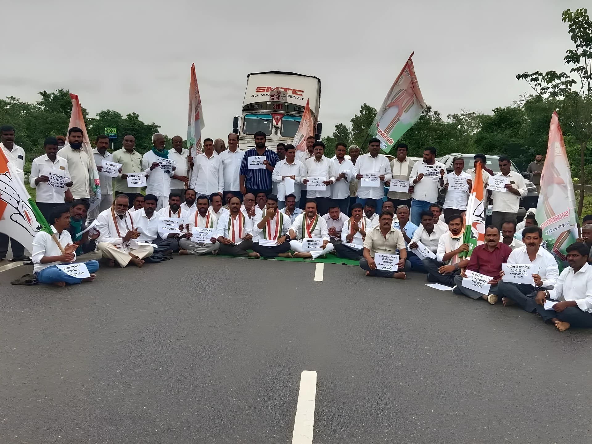 నేషనల్ హైవేపై కాంగ్రెస్ నాయకులు బైఠాయింపు