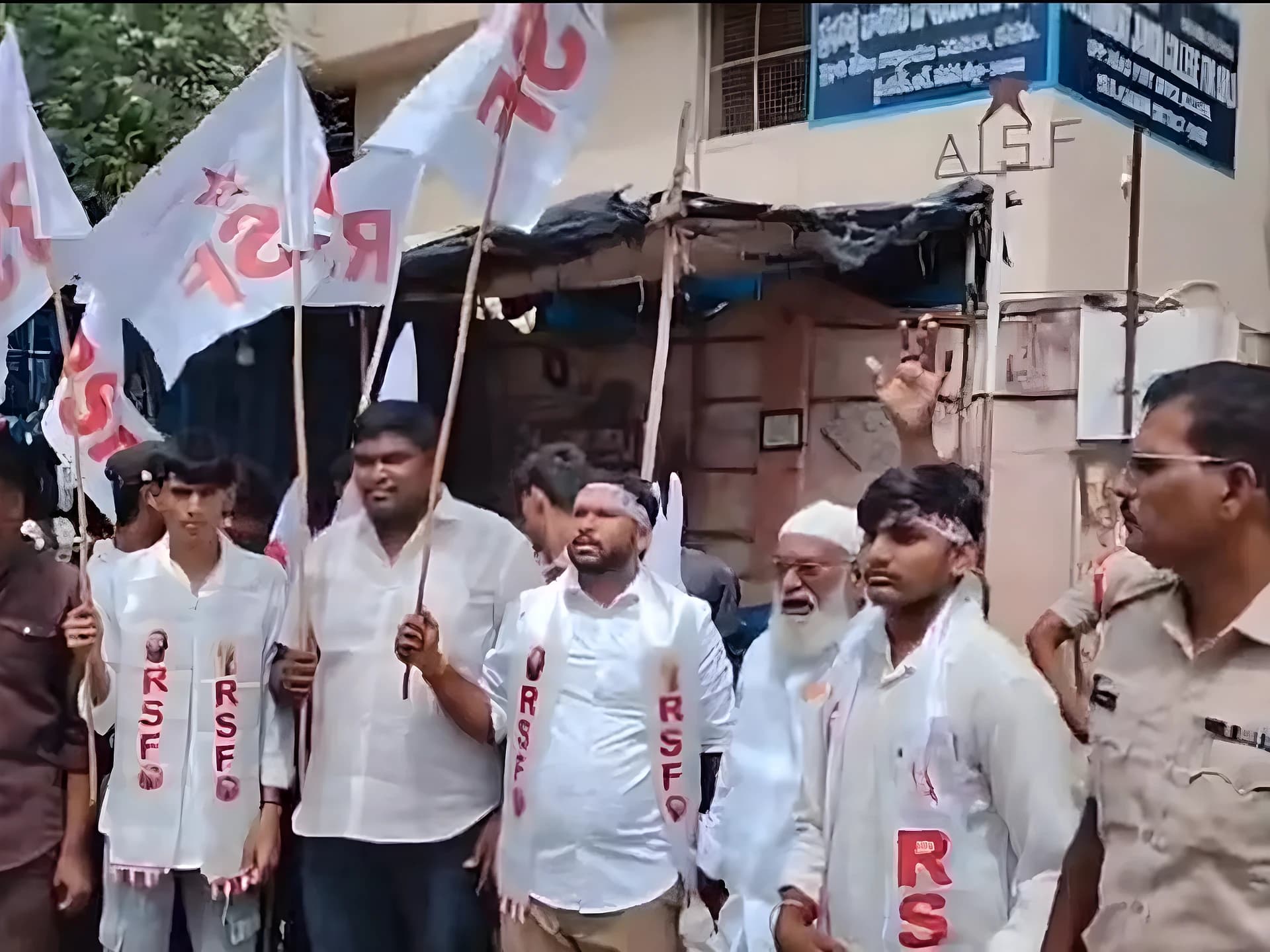 కడప బాలికల కళాశాల వద్ద హైటెన్షన్