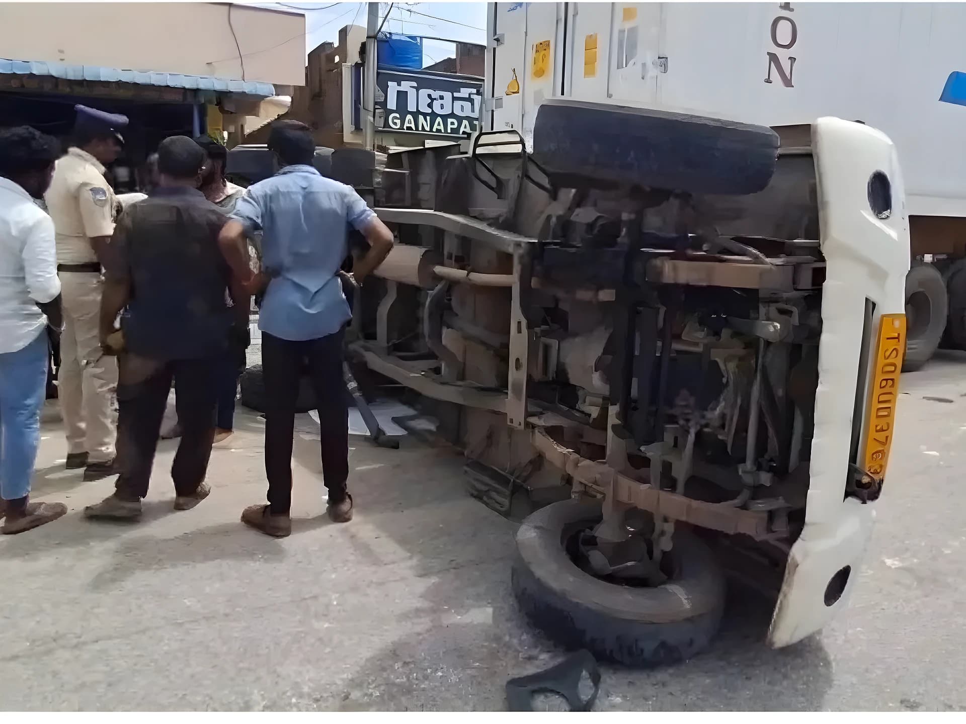 గూడ్స్ వాహనం బోల్తా.. చెల్లాచెదురైన సరుకు