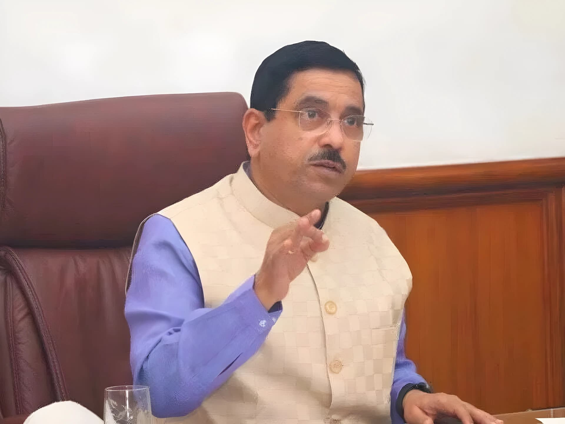 RSS బ్యాక్‌గ్రౌండ్‌తో విద్యాశాఖ పగ్గాలు