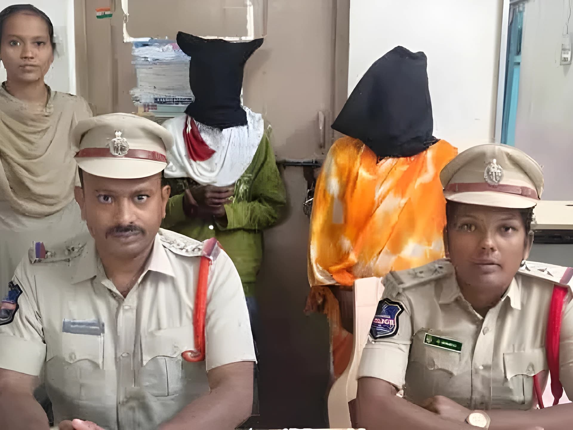 పూజలు చేస్తామని నమ్మించి వెండి కడియాలతో పరార్
