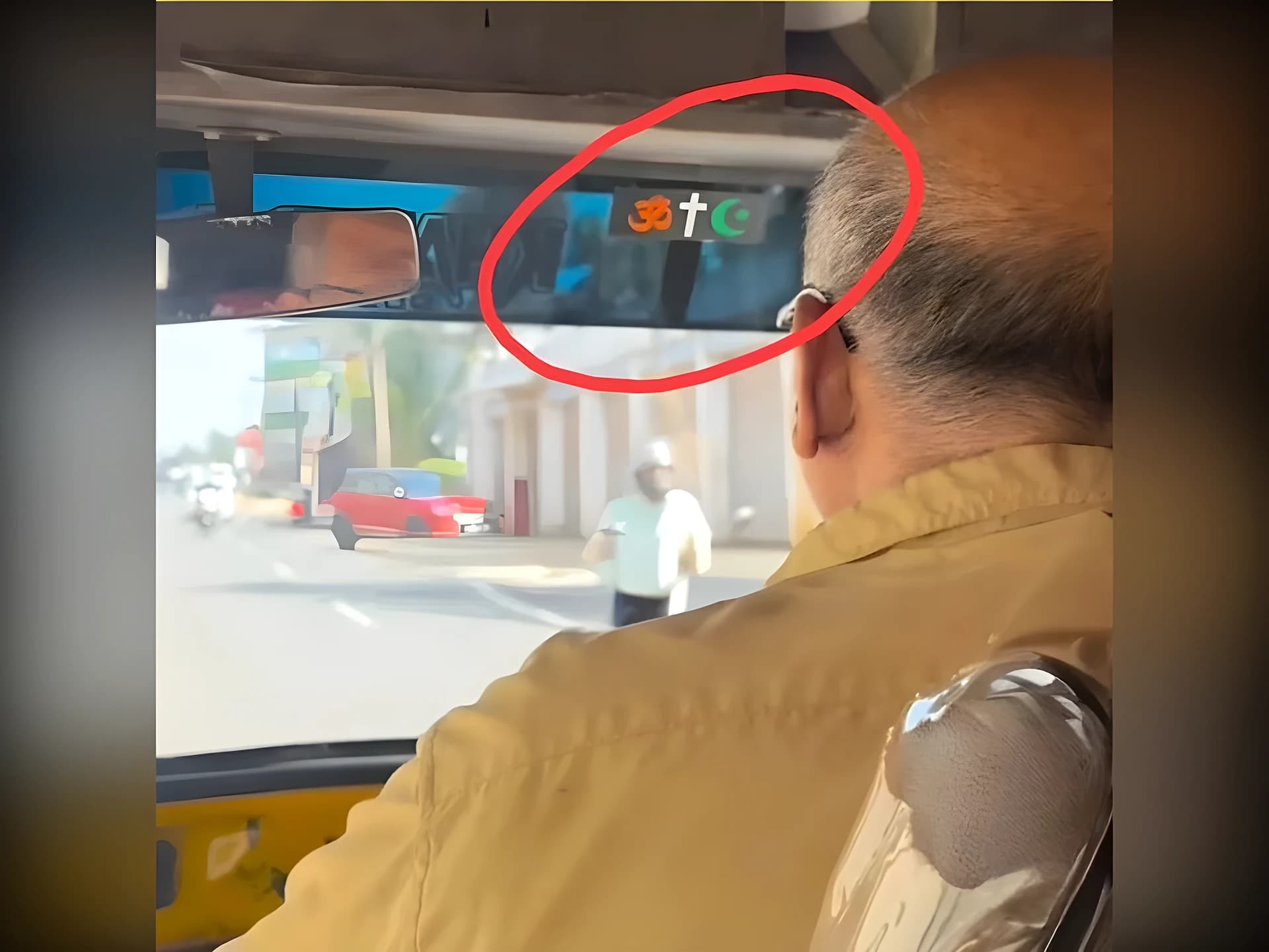 ఆటో డ్రైవర్.. పిక్ వైరల్!