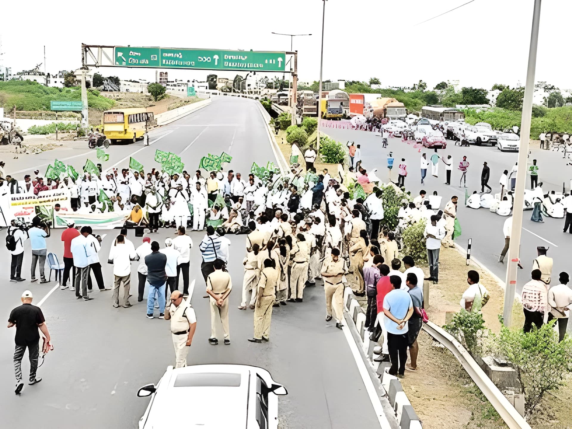 నేషనల్ హైవేపై భారీ రాస్తారోకో