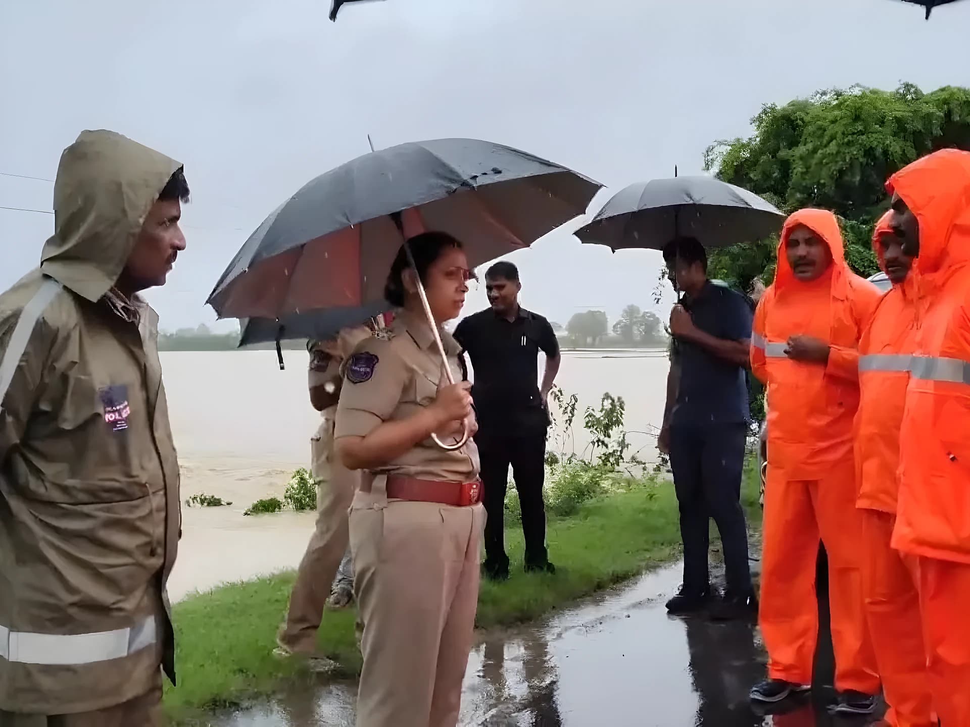 వాగులు, వంతెనల వద్ద భద్రత కట్టుదిట్టం