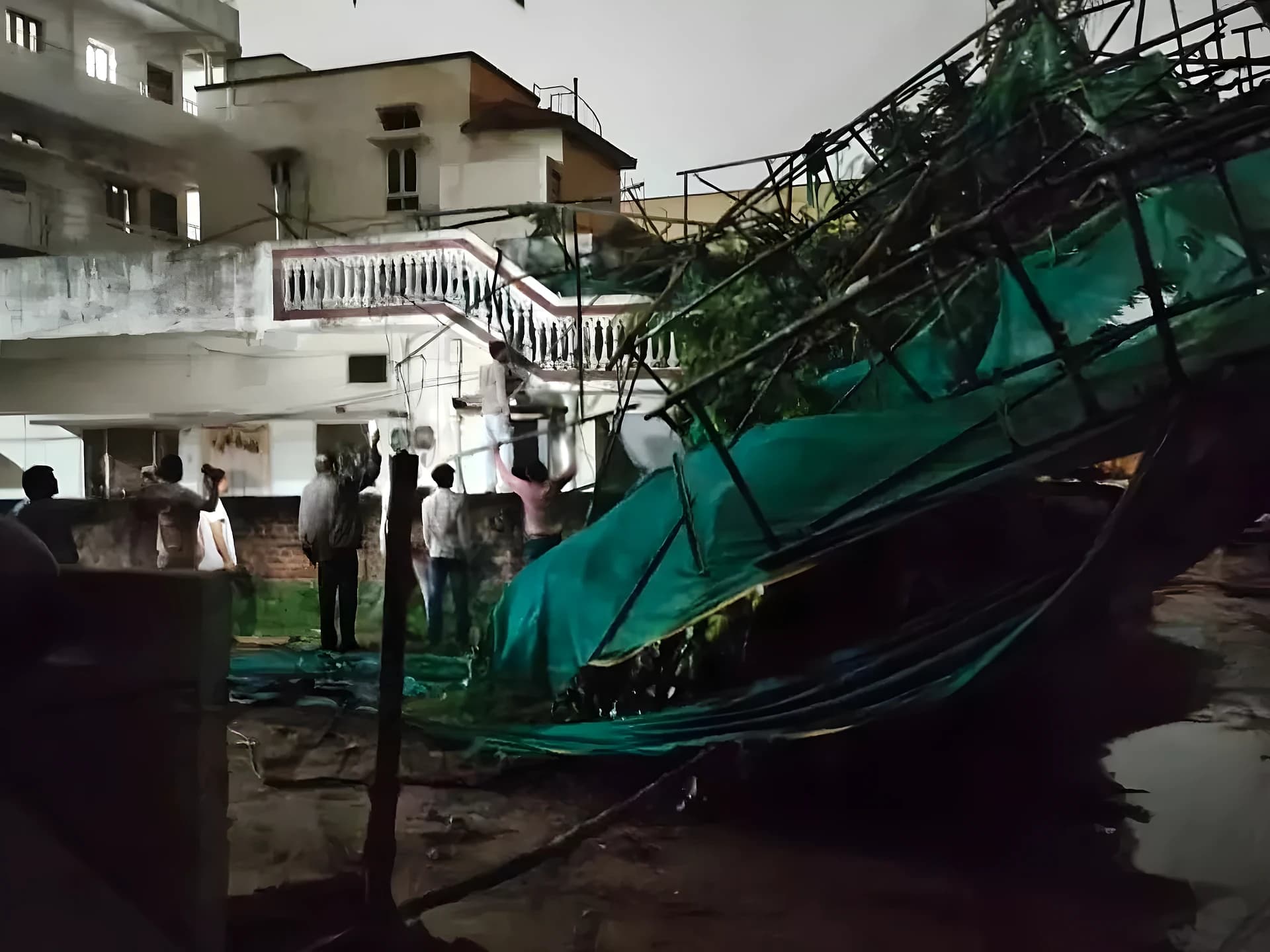 విద్యుత్ వైర్లపై కూలిన ఐరన్ రాడ్లు