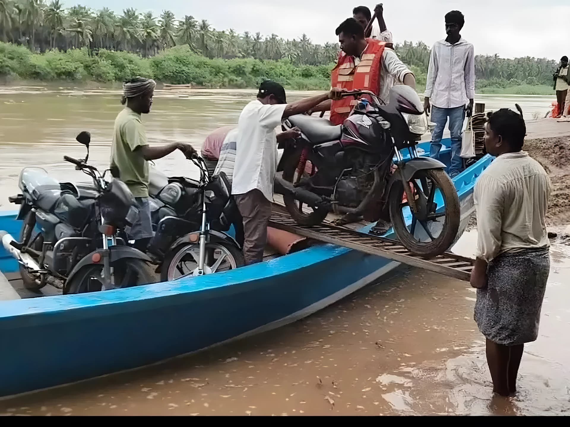 లంక గ్రామాలకు రాకపోకలు బంద్