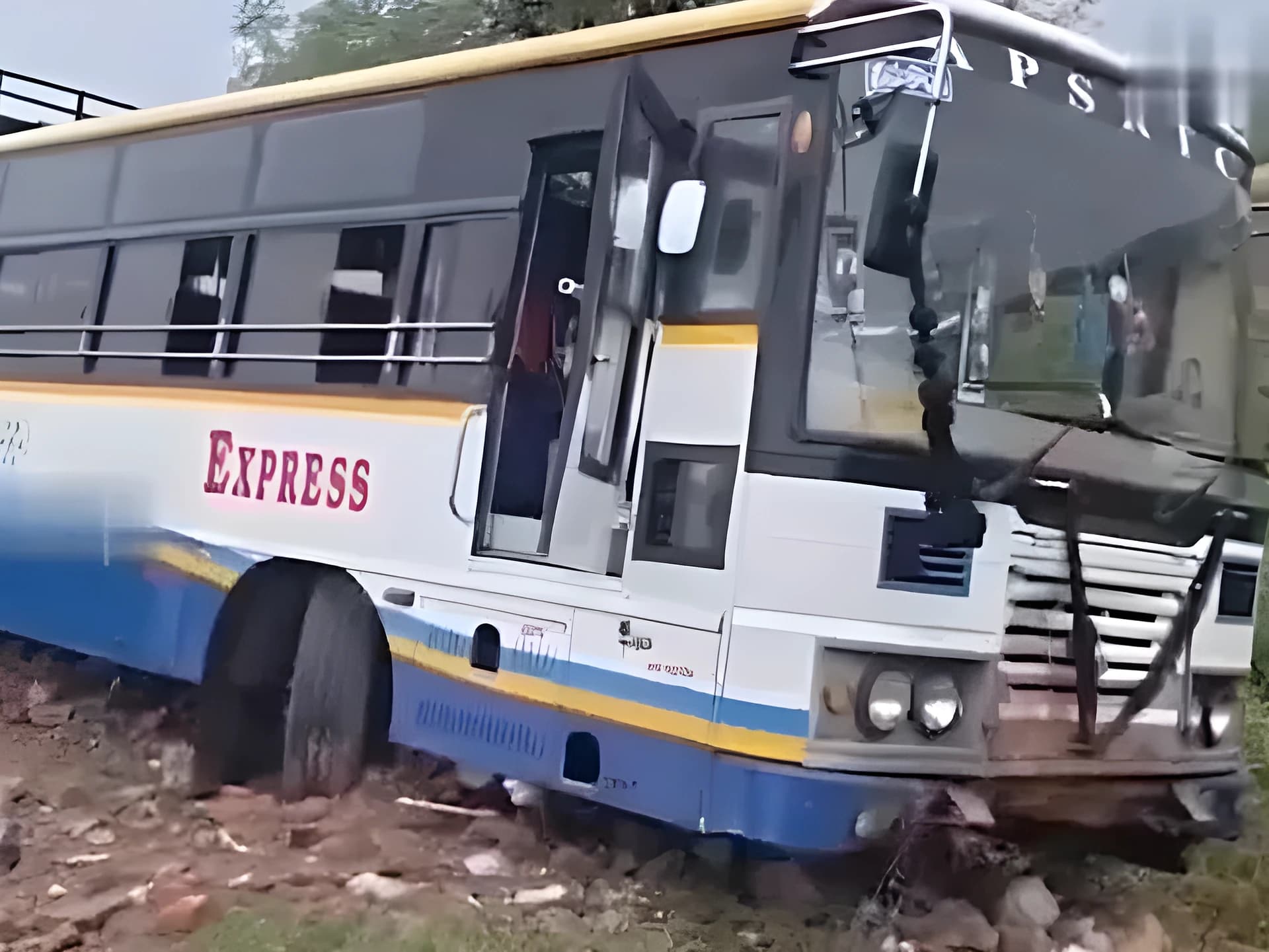 కాల్వలోకి దూసుకెళ్లిన RTC బస్సు