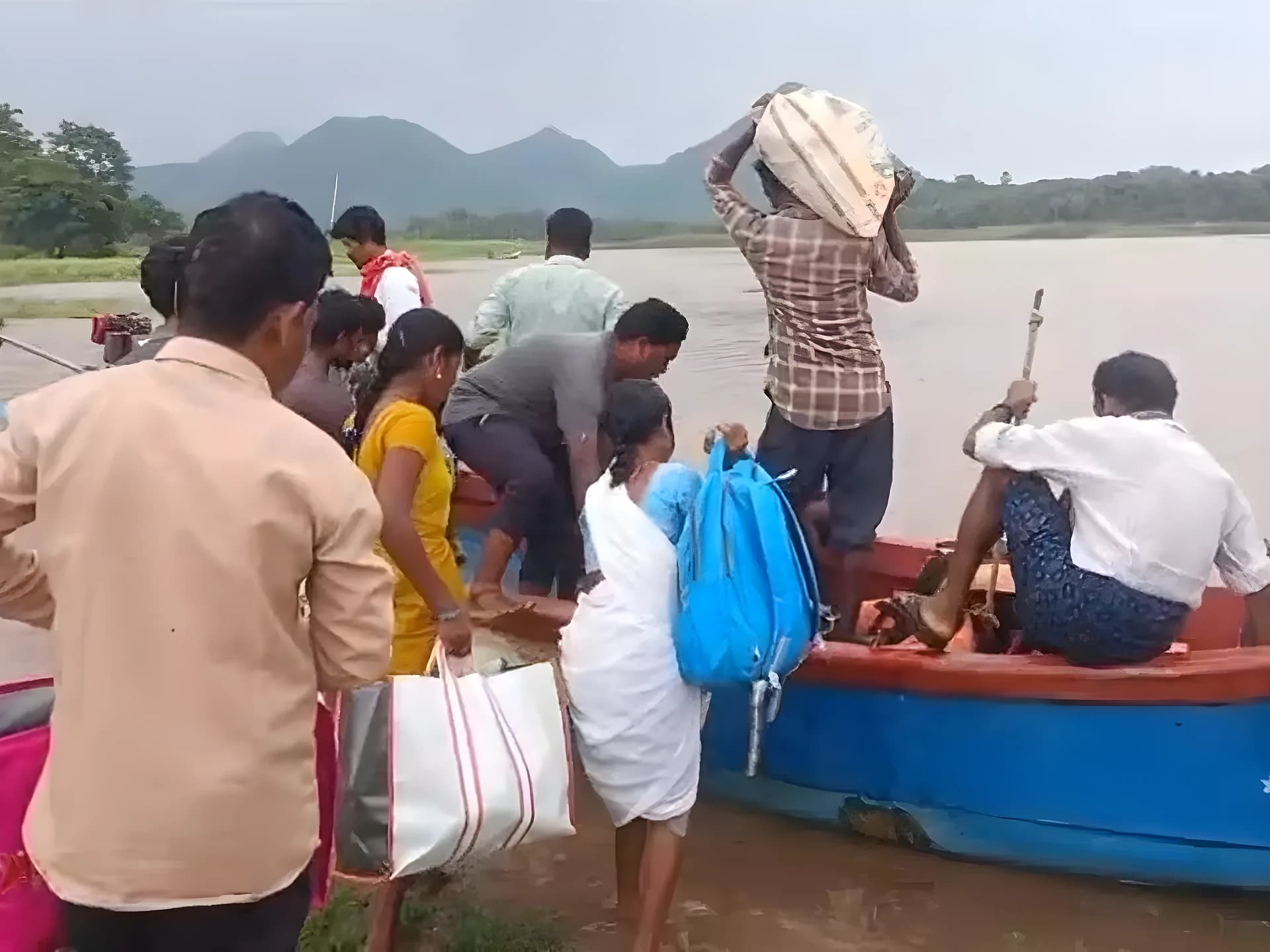 గోదావరి ఉగ్రరూపం.. గ్రామాలు జలదిగ్బంధం