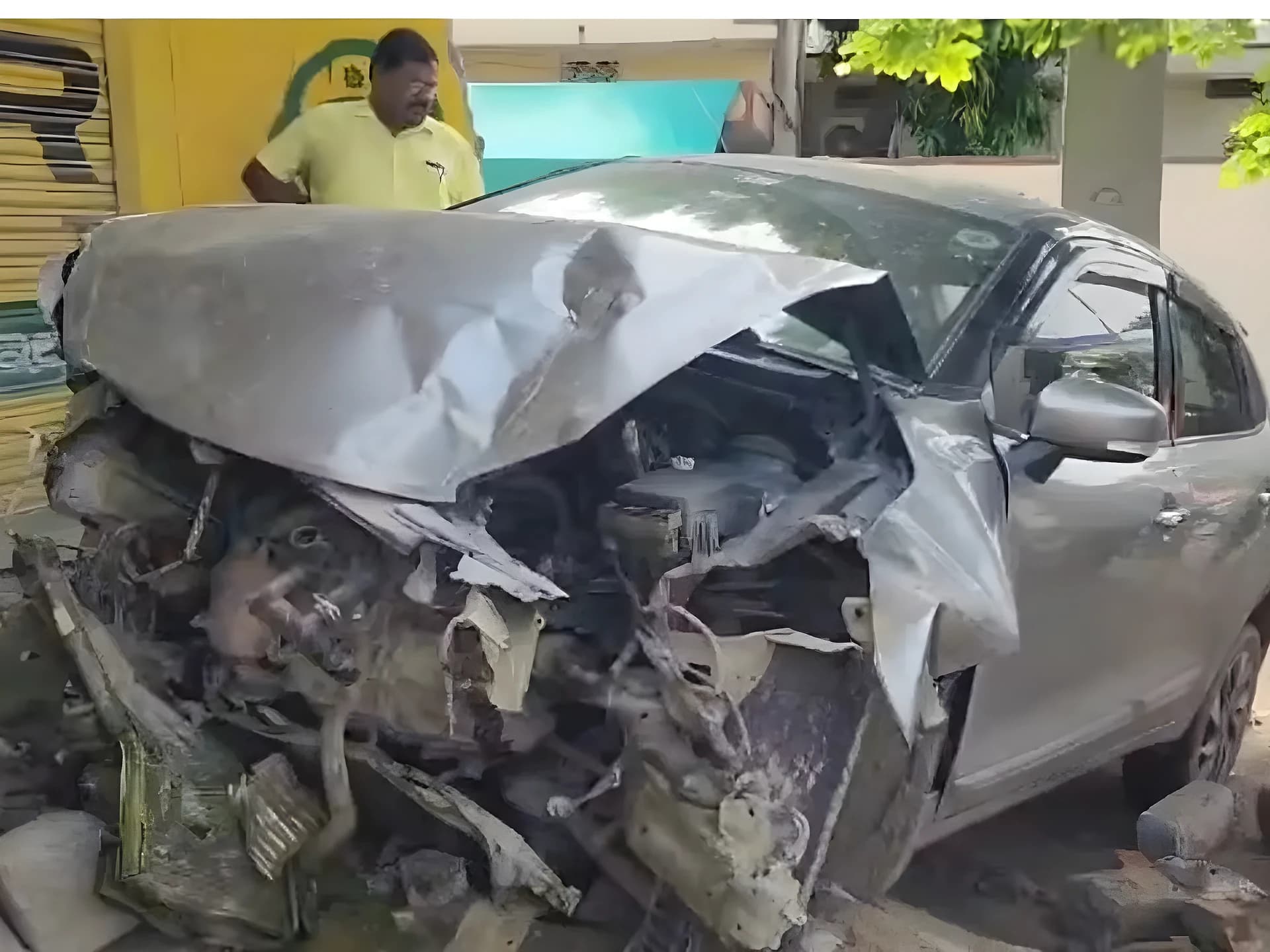అతివేగంతో షాప్‌లోకి దూసుకెళ్లిన కారు