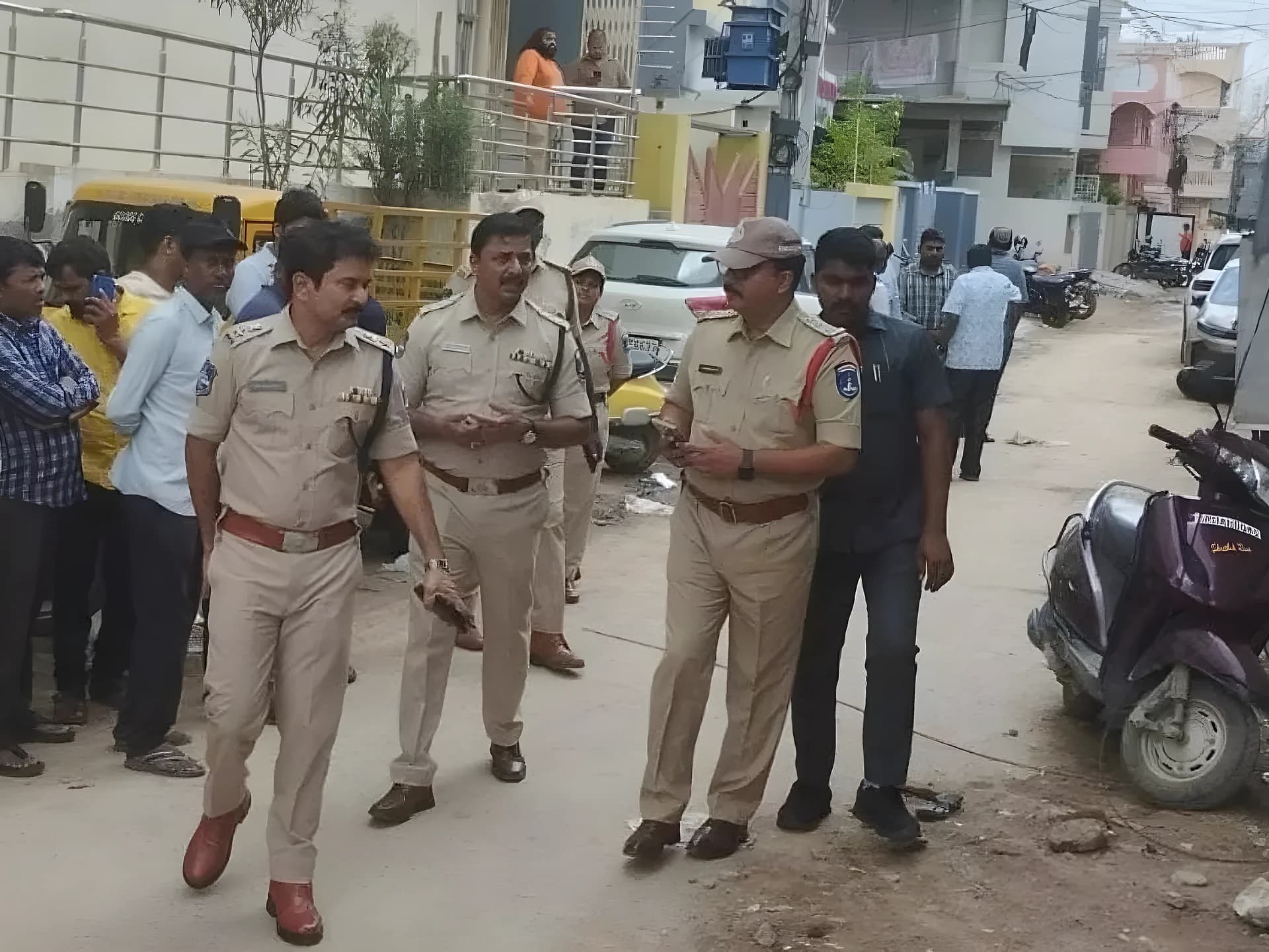 ఎగ్జాస్ట్ ఫ్యాన్ తొలగించి బంగారం దోచేశారు