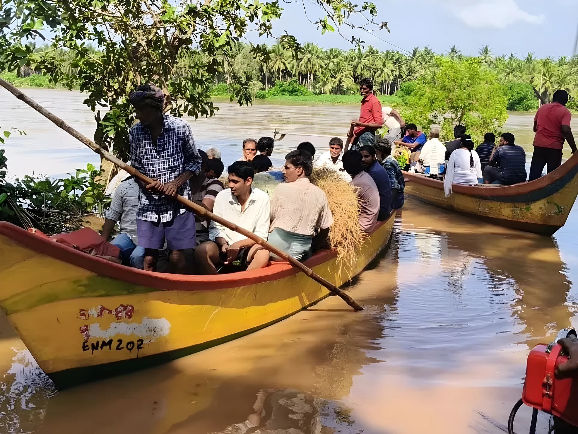 జలదిగ్బంధంలో గ్రామాలు.. పడవల్లోనే ప్రయాణం