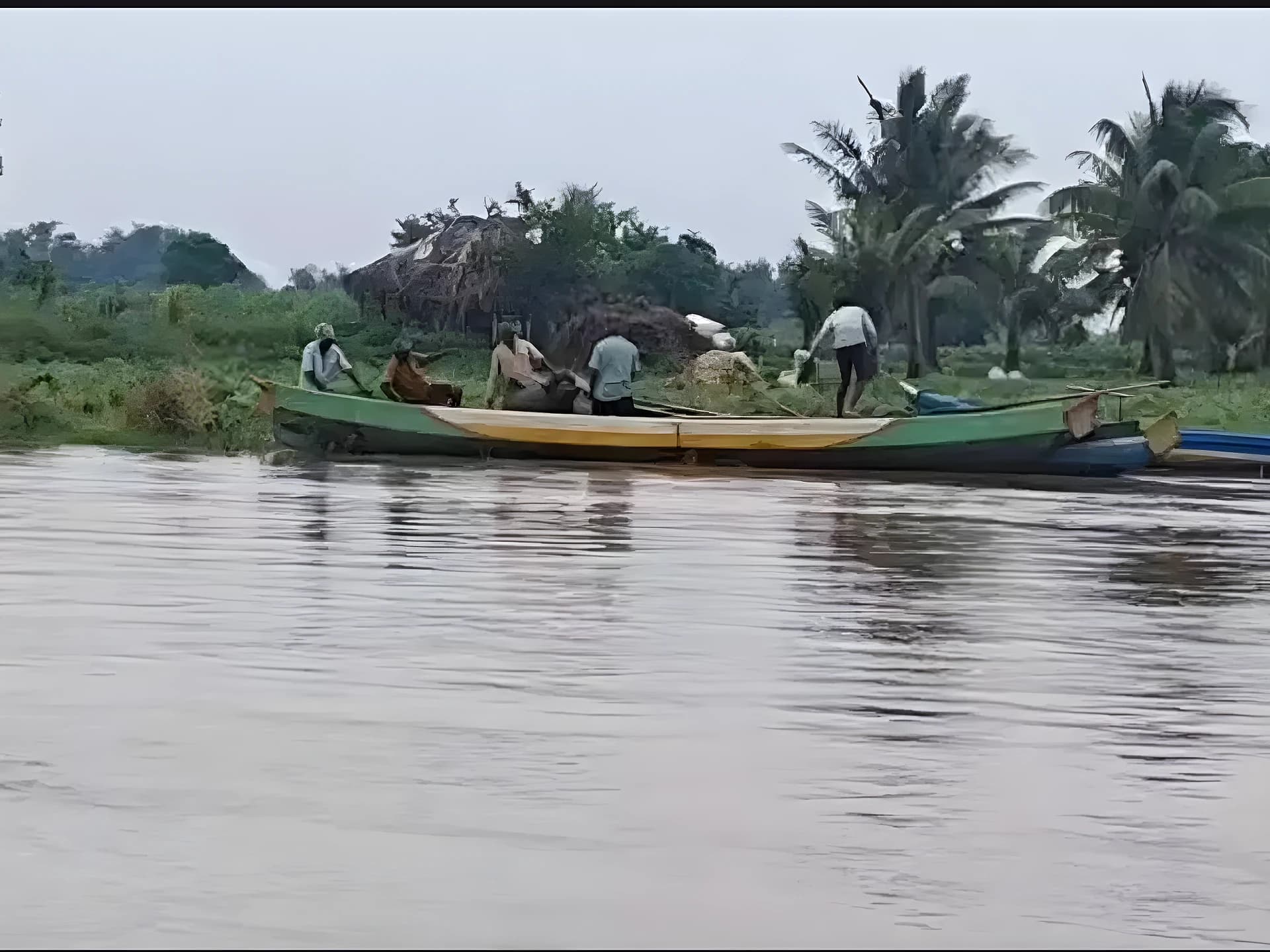 గోదావరి ఉధృతి.. లంక గ్రామాలు ఖాళీ