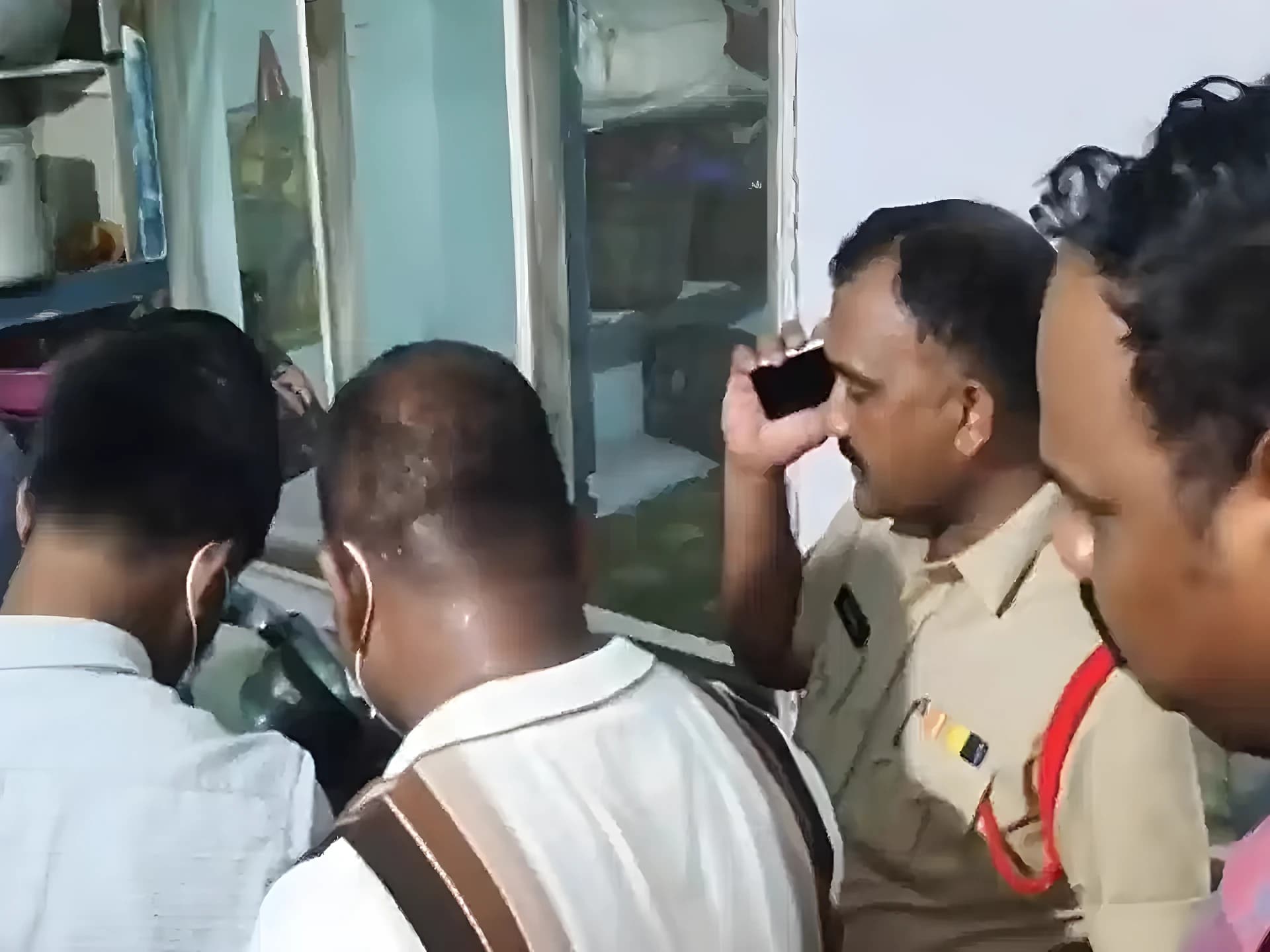 కాళ్లు, చేతులు కట్టేసి కత్తితో గొంతుకోసి..