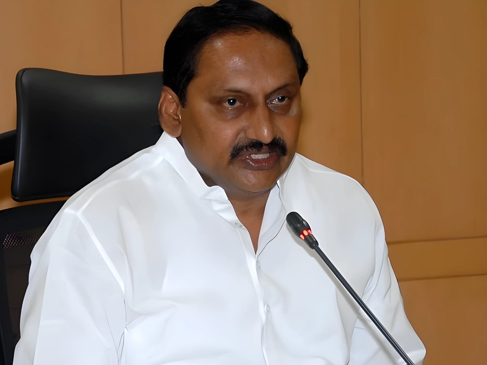 కృష్ణా, గోదావరి జలాలపై కలిసి పోరాడాలి