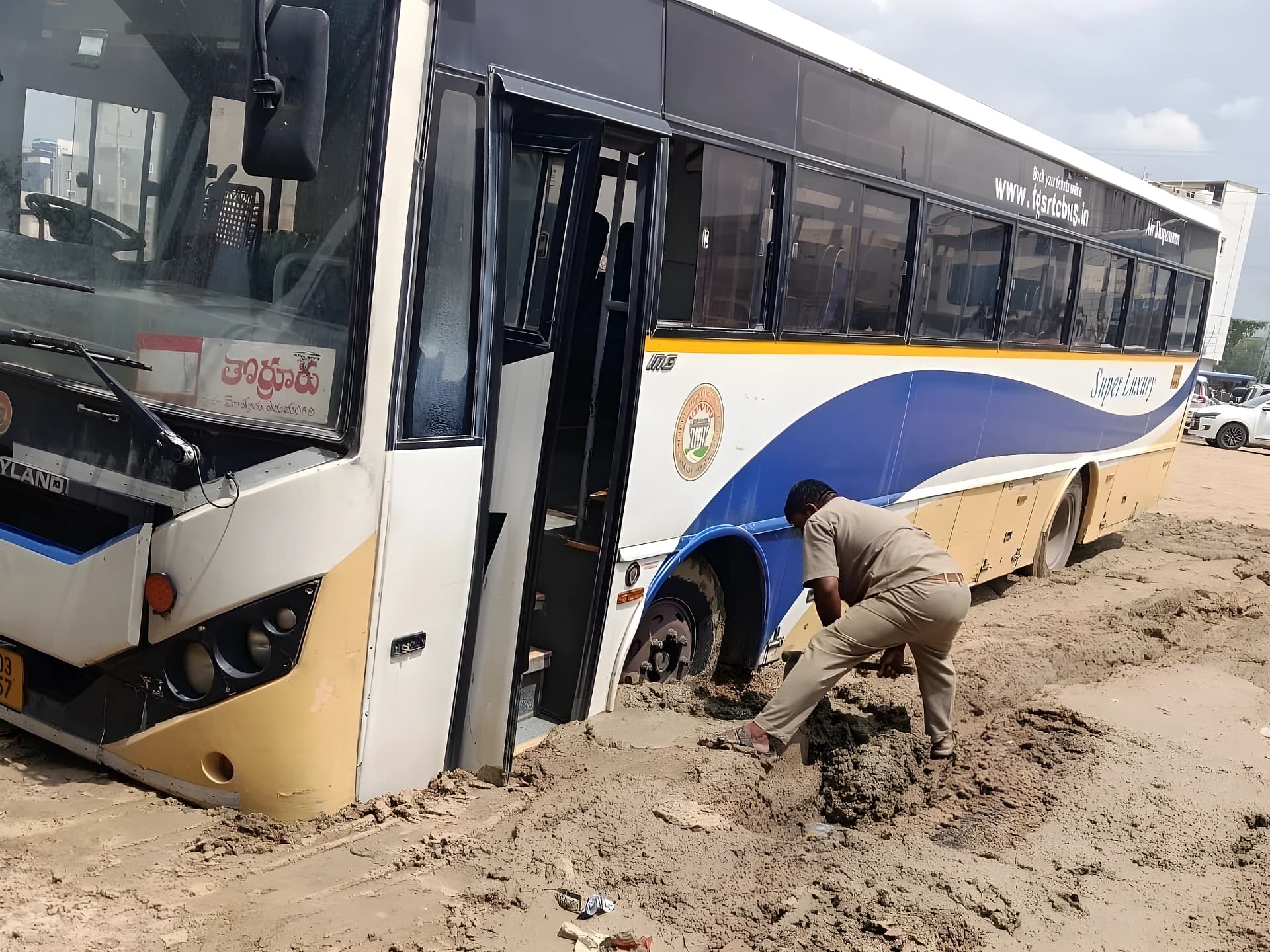 బురదలో చిక్కుకున్న లగ్జరీ బస్సు