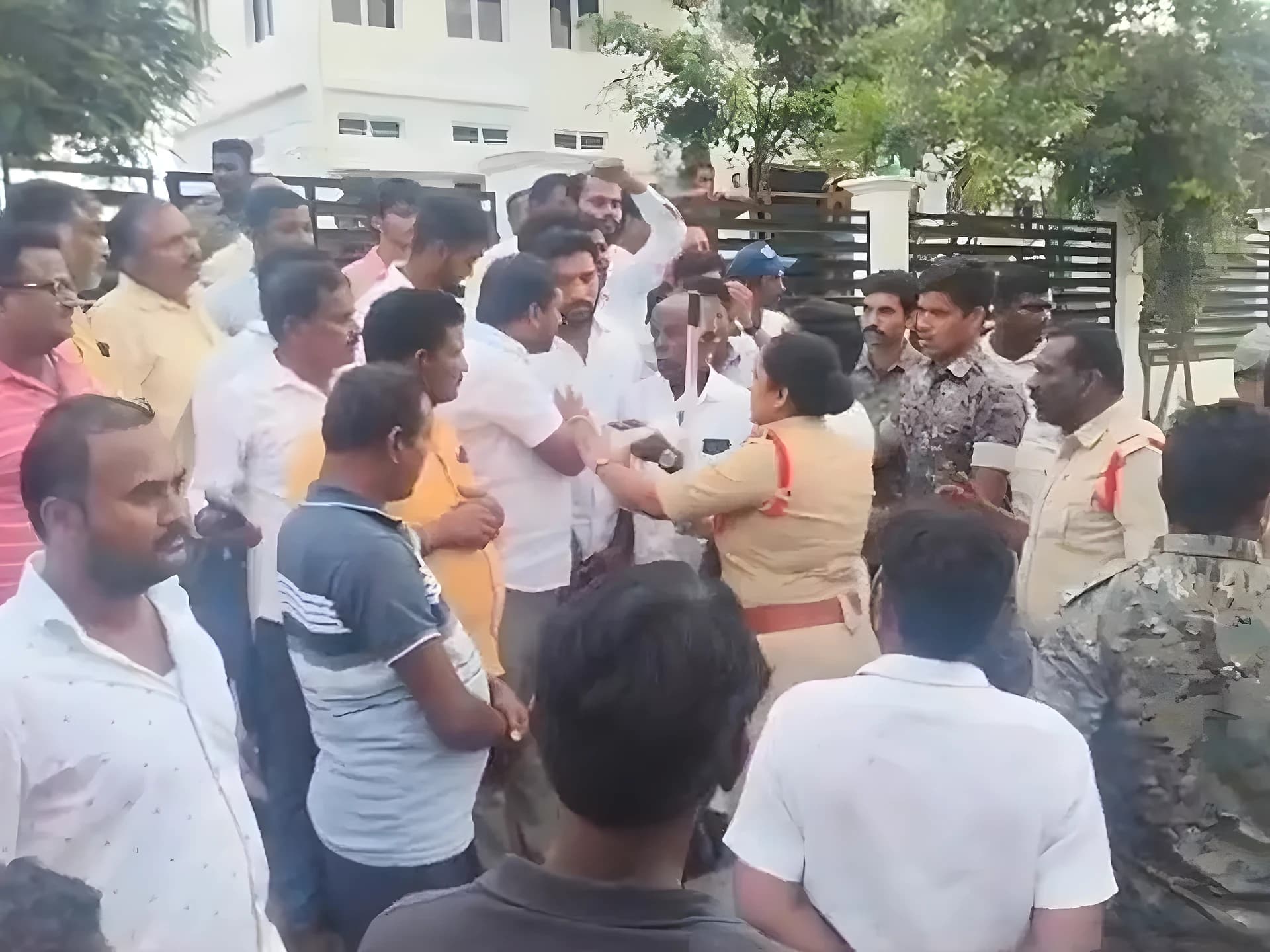 రంగుల రాజకీయం.. ముస్తాబాద్‌లో ఉద్రిక్తత