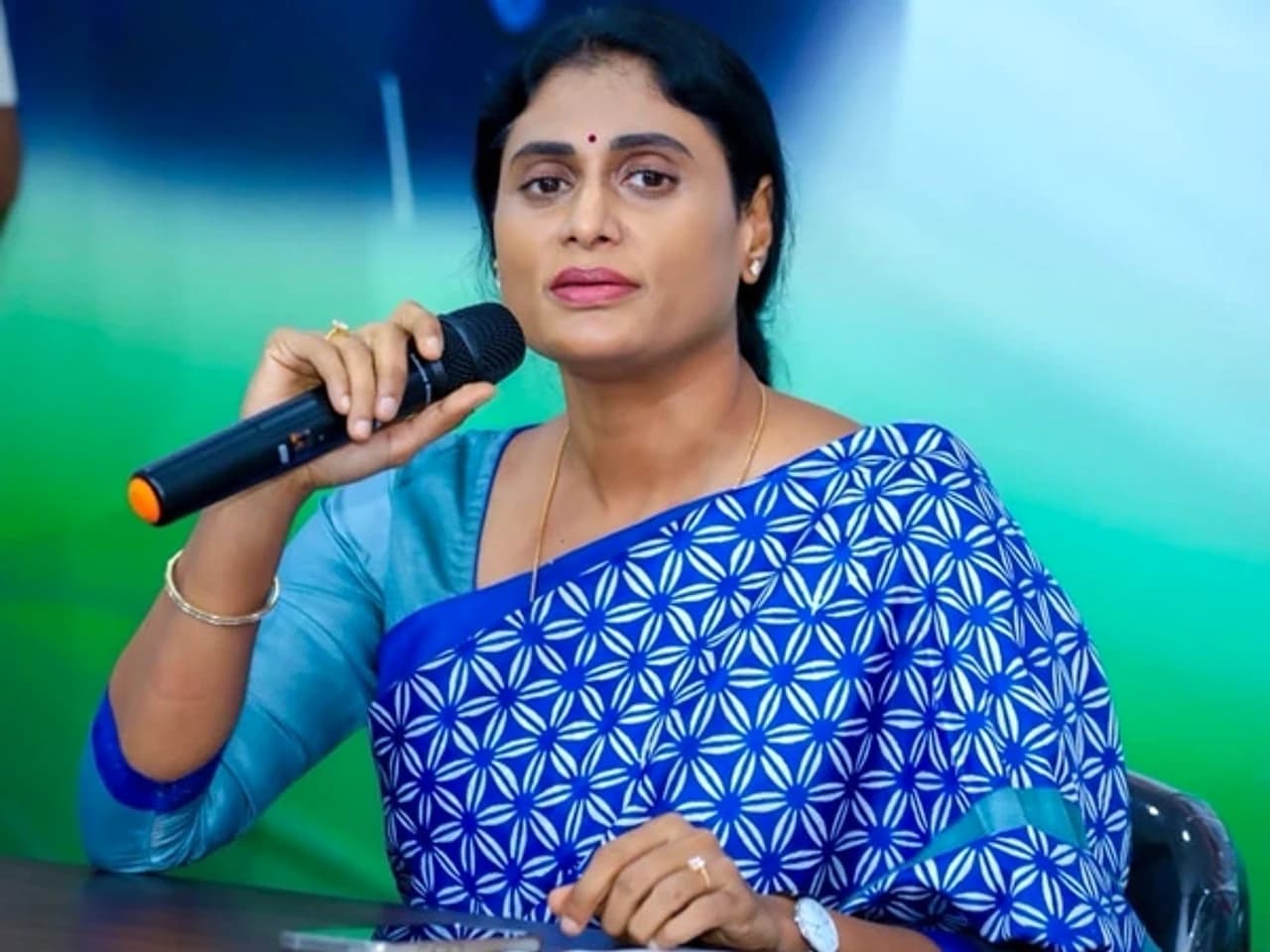 సీఎం చంద్రబాబు ఘనాపాటి: YS షర్మిల