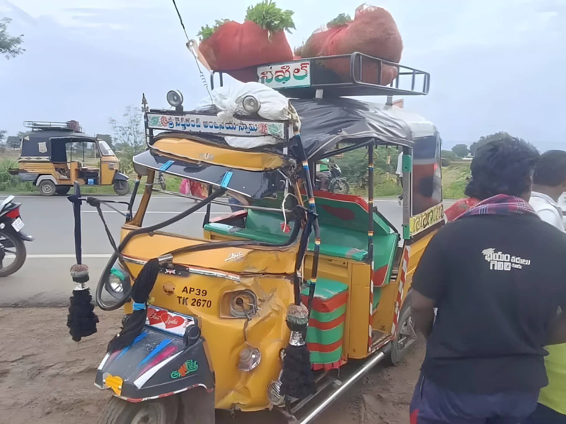 ఒక్క నిర్లక్ష్యం.. ఇద్దరికి తీవ్ర గాయాలు