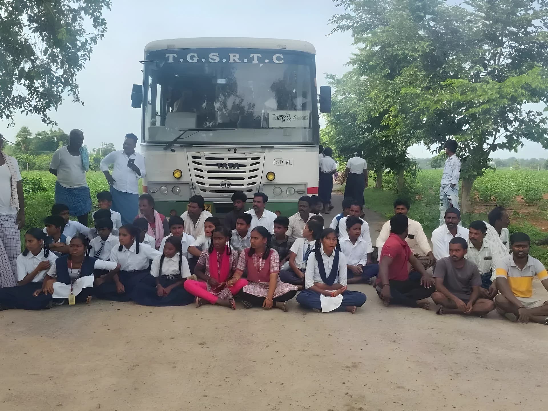 బస్సు కోసం రోడ్డెక్కిన స్టూడెంట్స్