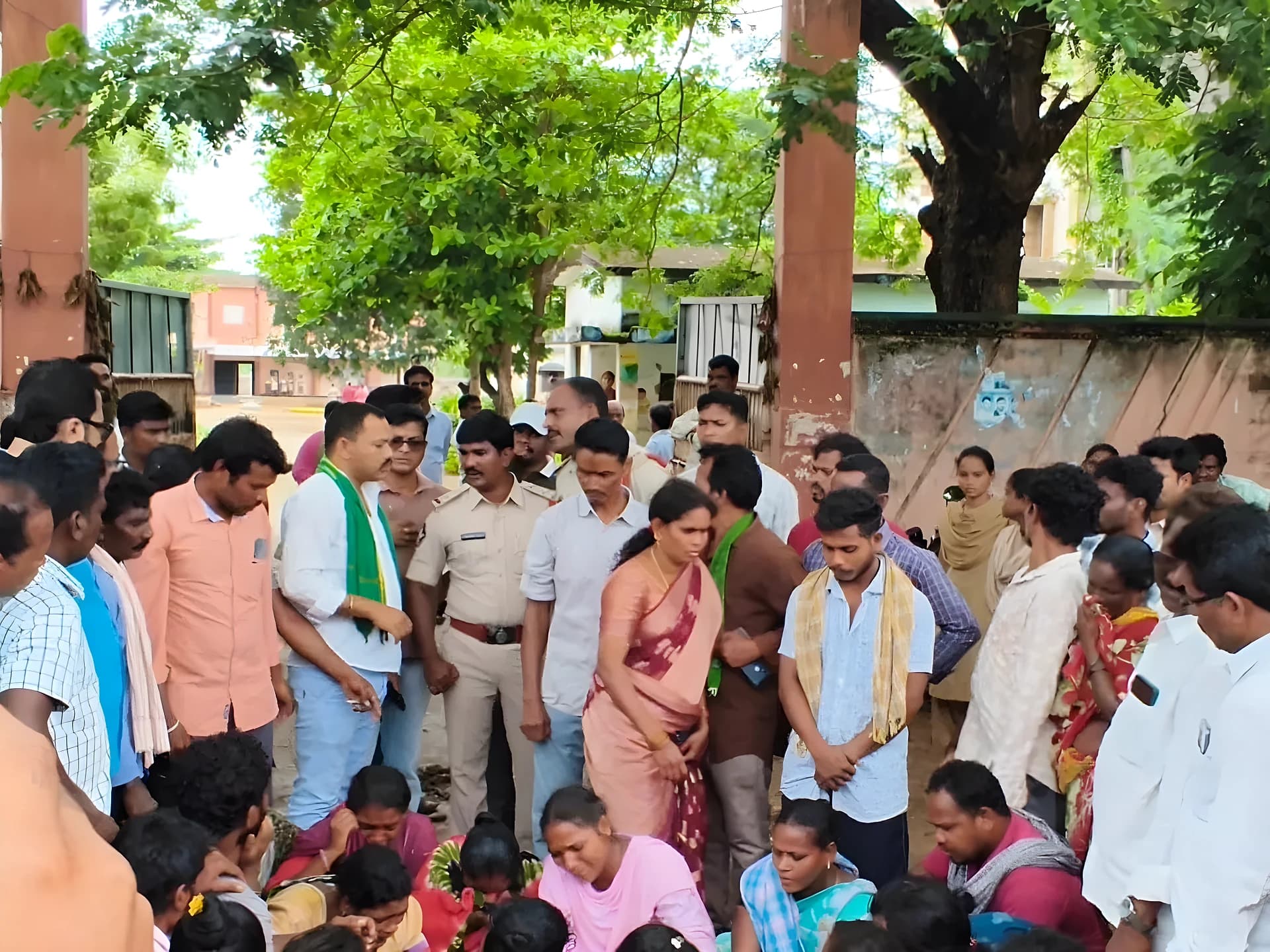 ఆశ్రమ పాఠశాలలో కరెంట్ షాక్‌తో విద్యార్థిని మృతి