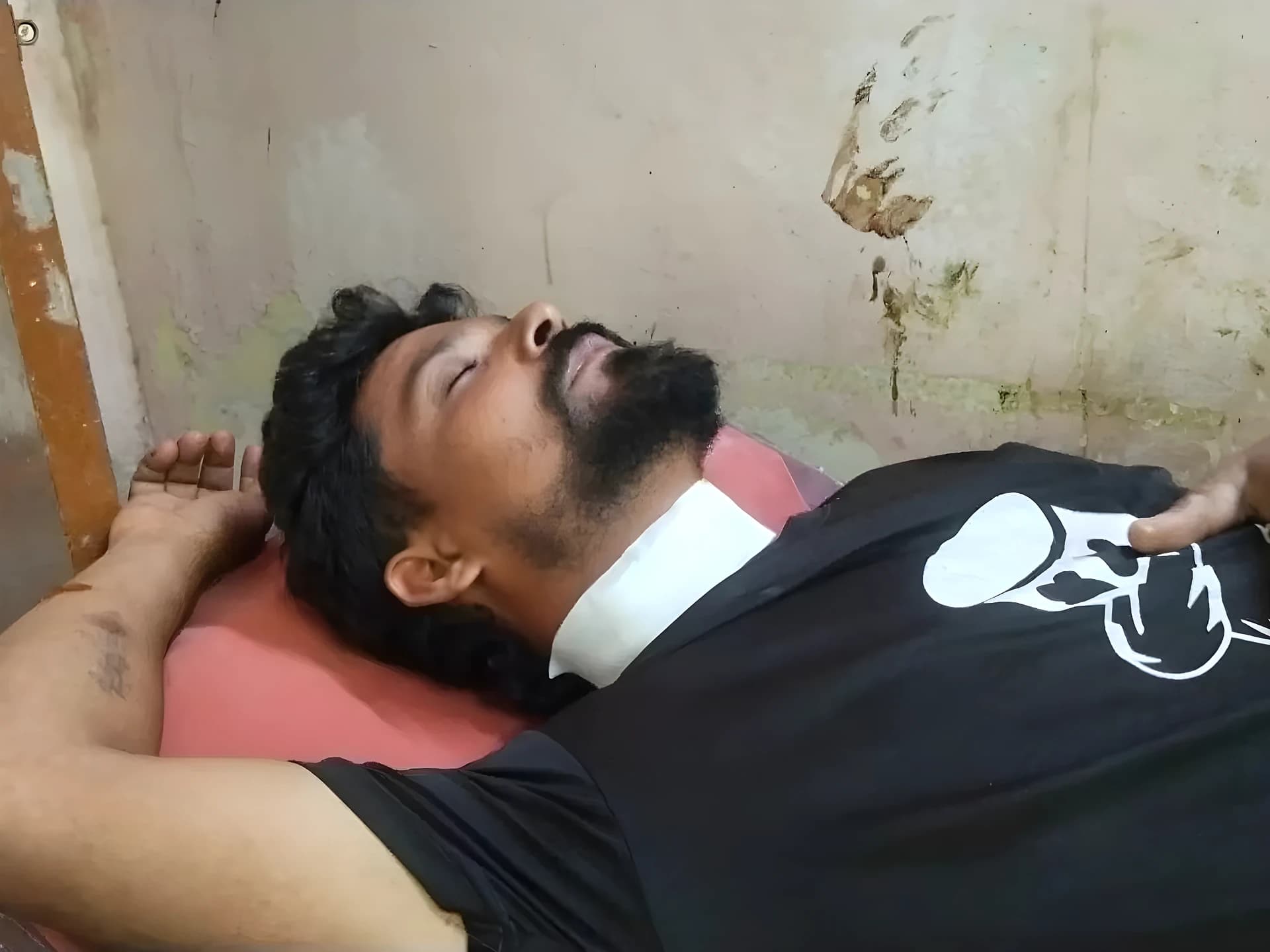 యువకుడి గొంతుపై టెస్టర్‌తో దాడి