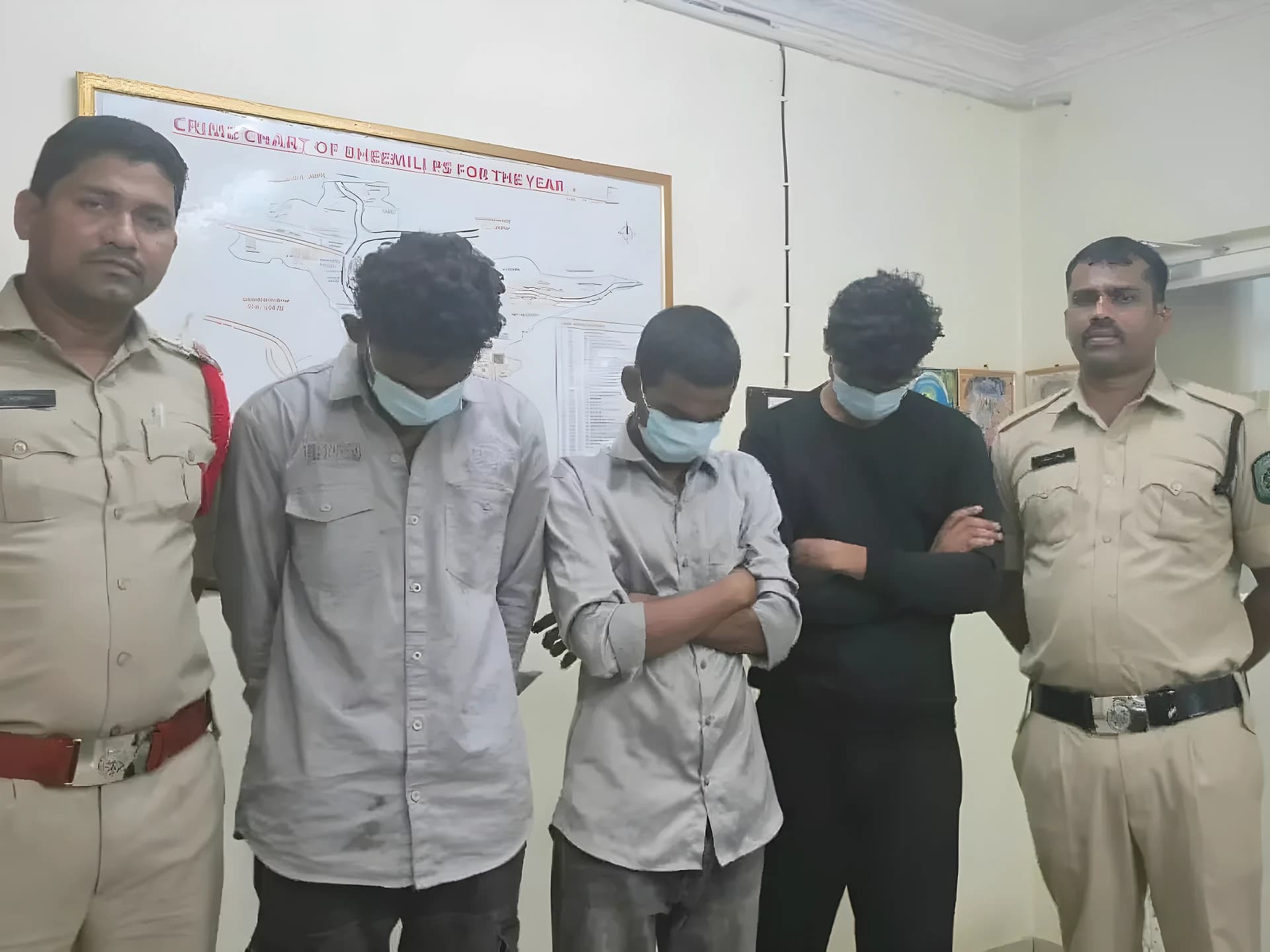 టోల్‌గేట్ వద్ద తనిఖీలు.. షాకింగ్ ట్విస్ట్