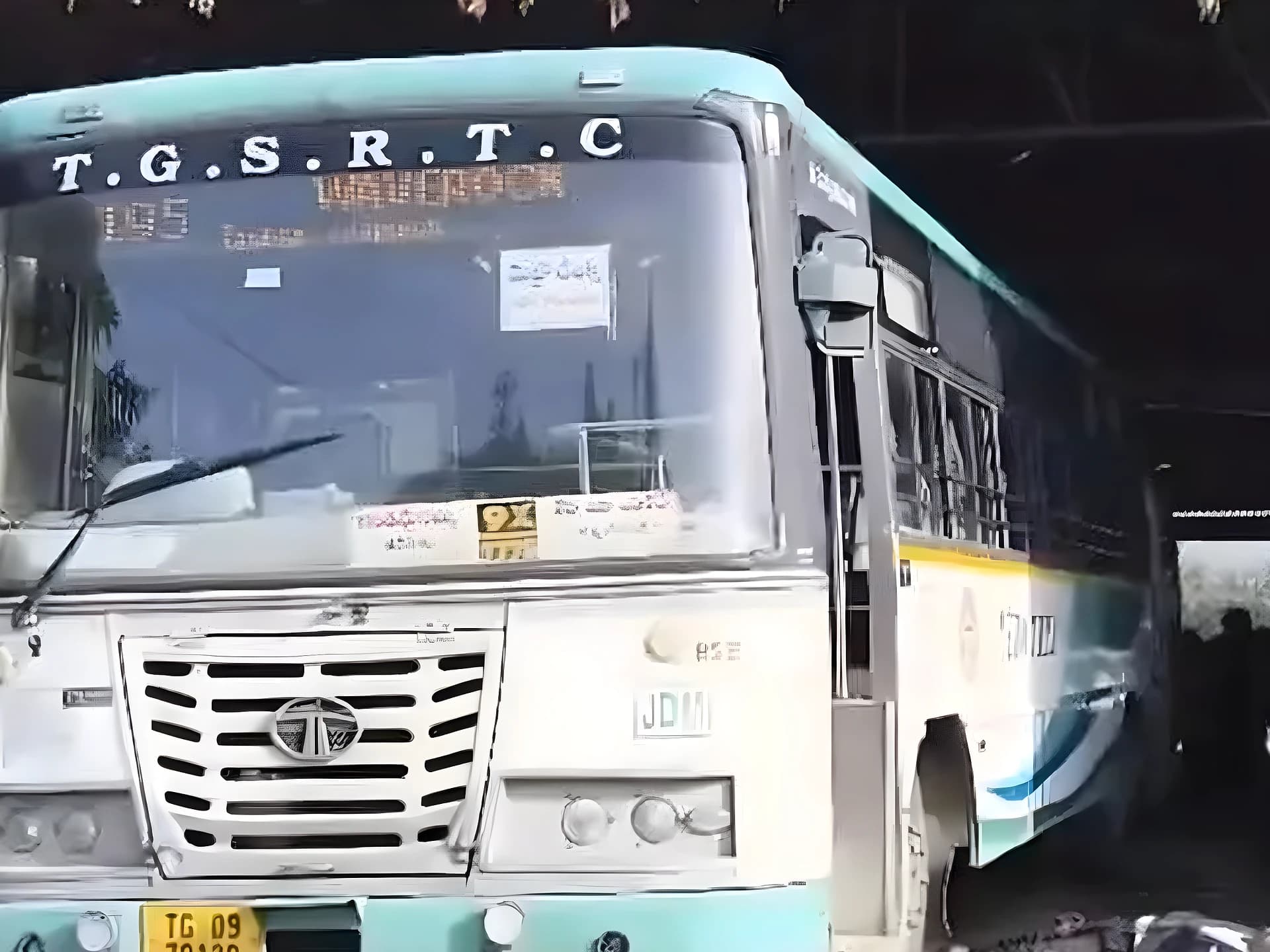 రిపేర్ చేస్తుండగా కదిలిన బస్సు.. మెకానిక్ మృతి