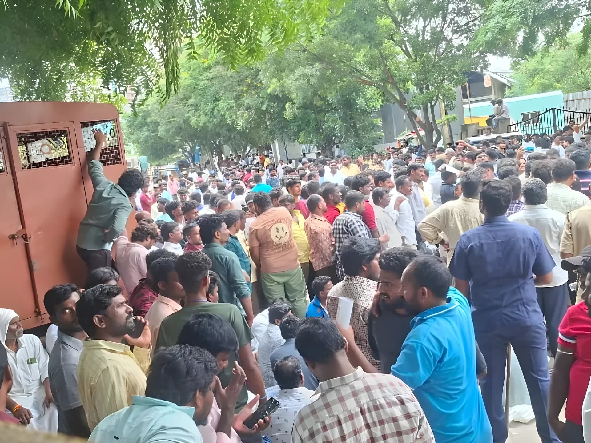 CMC ఆఫీస్‌ ముట్టడి.. హైటెన్షన్
