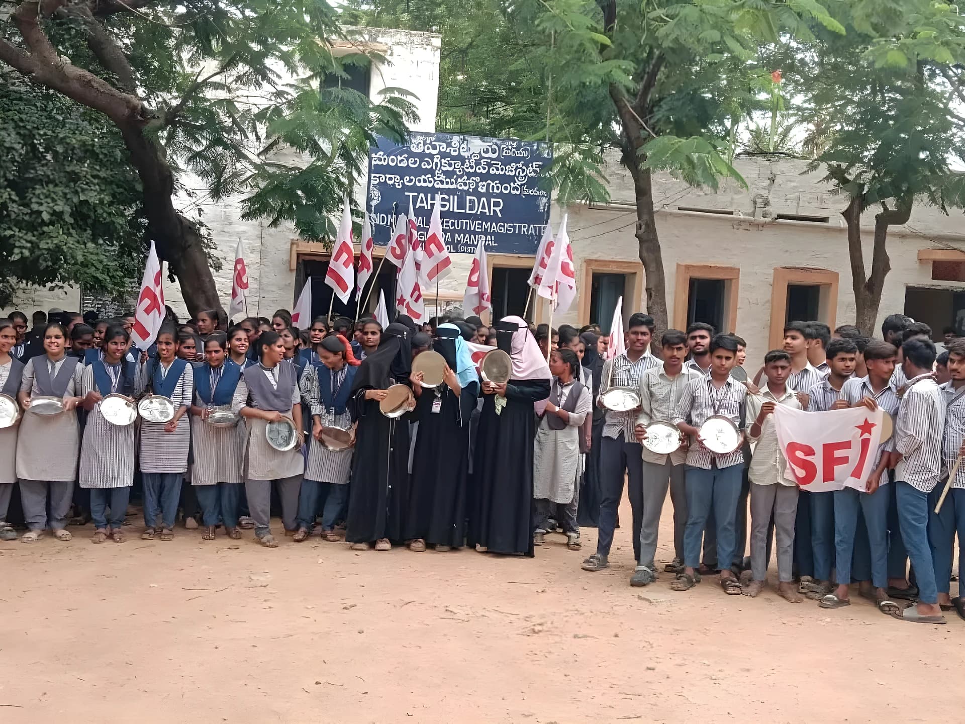 స్టూడెంట్స్‌కు నీళ్ల చారు, ఉడకని అన్నం