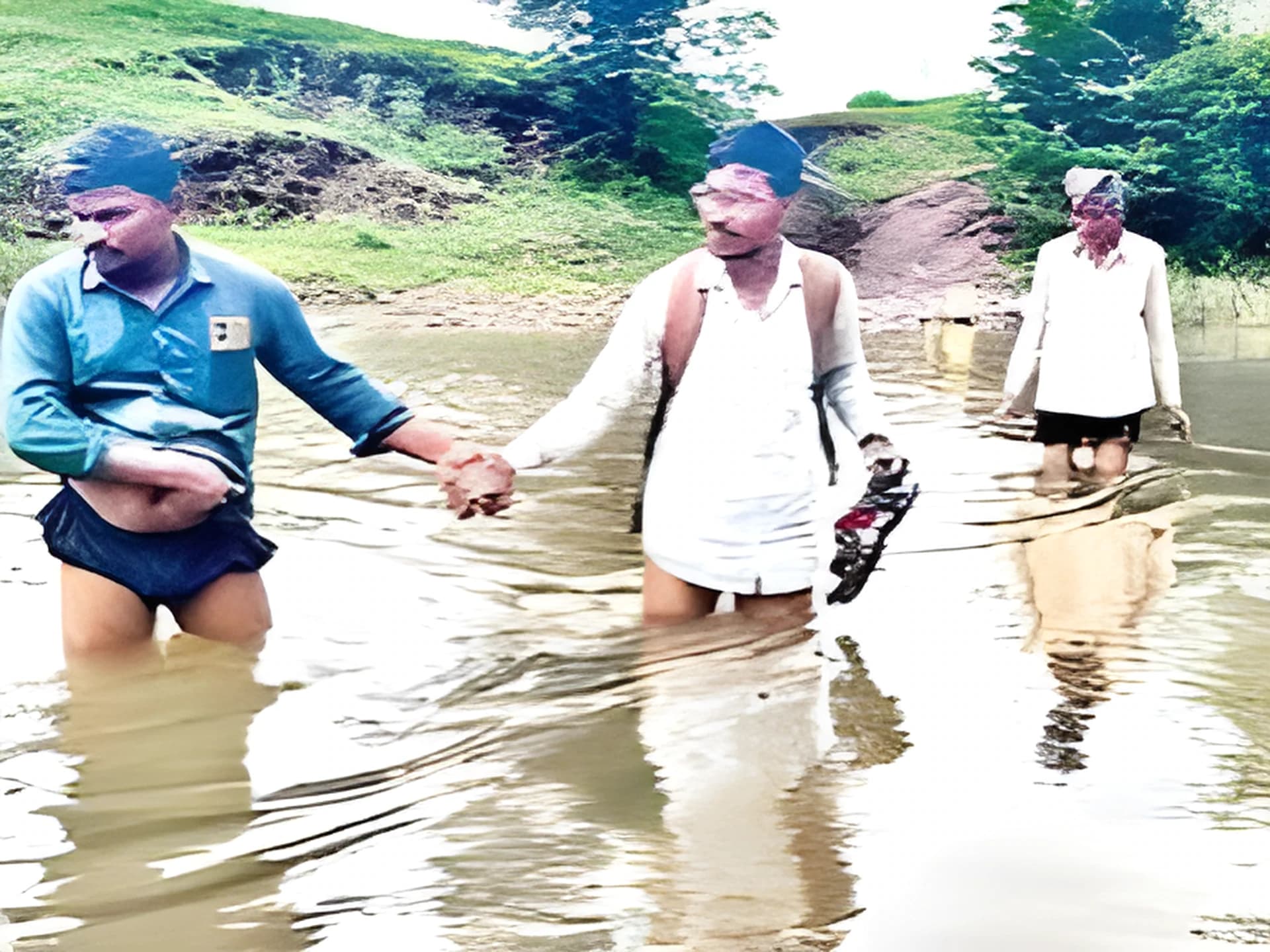 ప్రాణాలు అరచేతిలో పెట్టుకుని స్కూల్‌కు