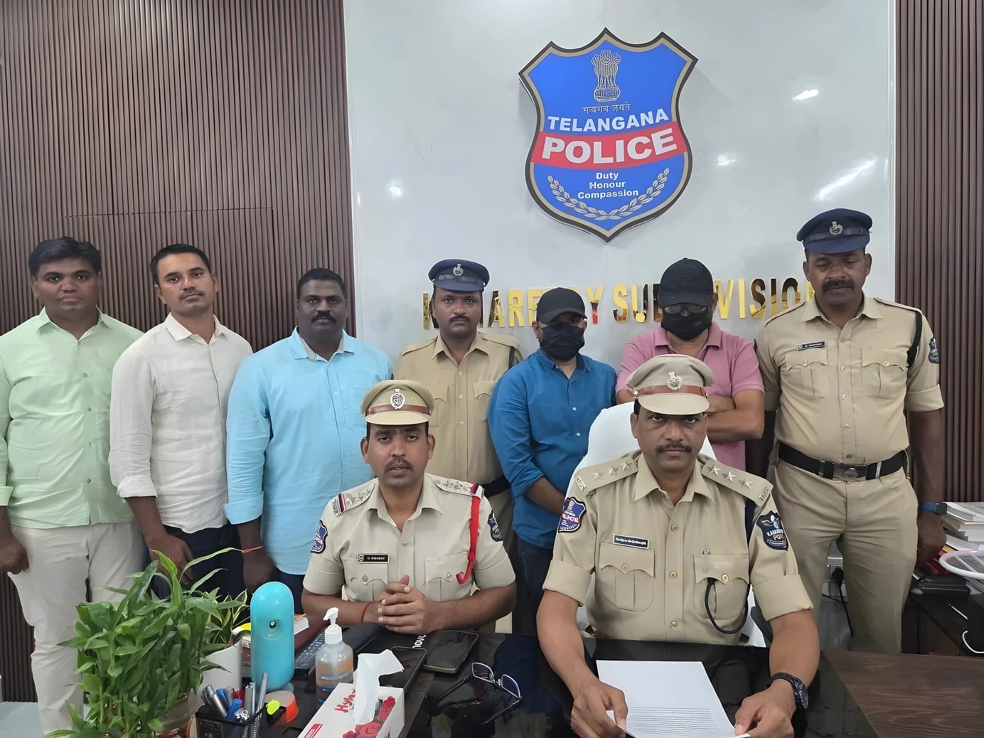 రిపోర్టర్లుగా పరిచయం.. టార్గెట్ చేసి డబ్బులు డిమాండ్‌