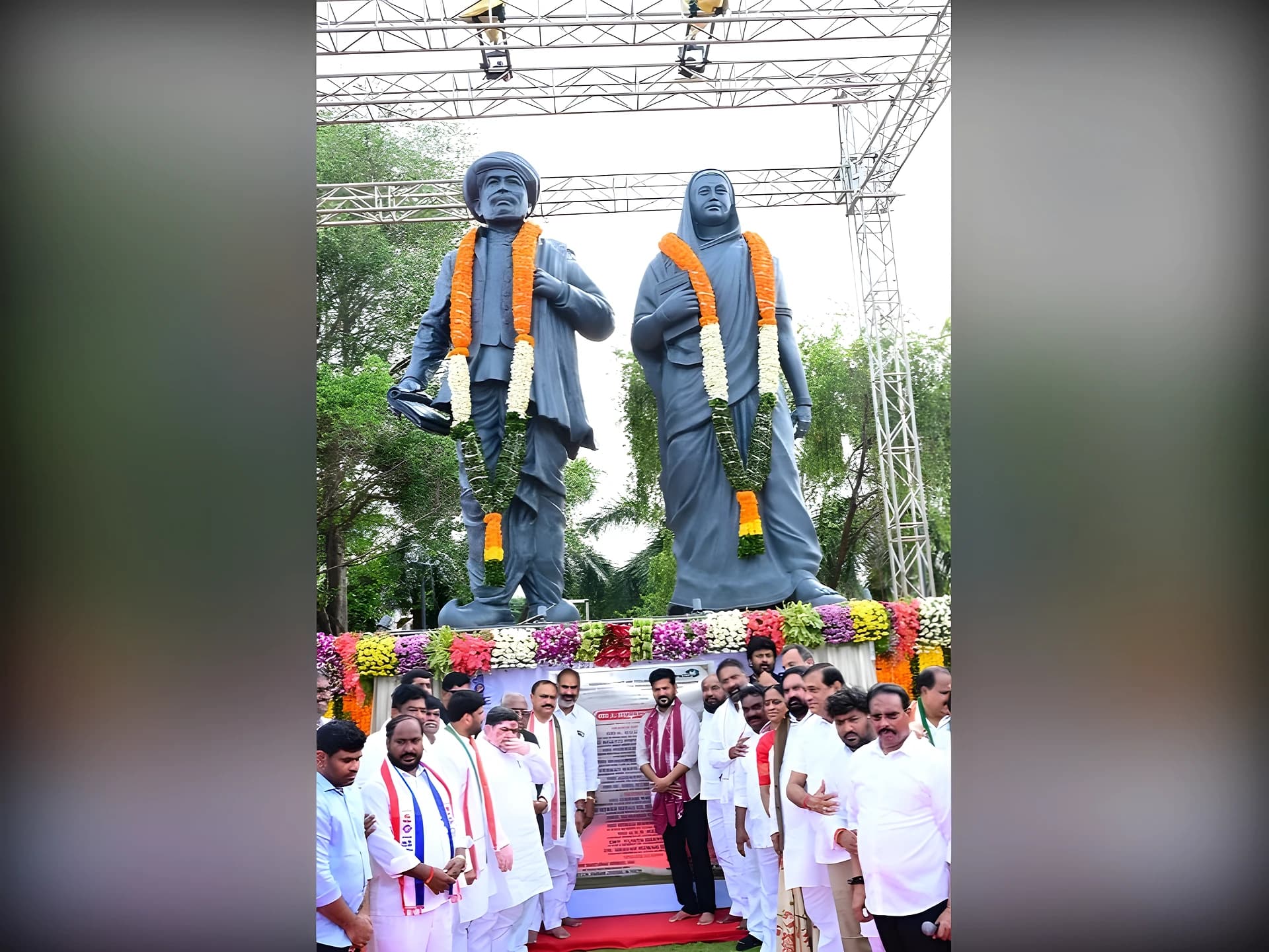 ఫూలే దంపతుల విగ్రహాలను ఆవిష్కరించిన సీఎం