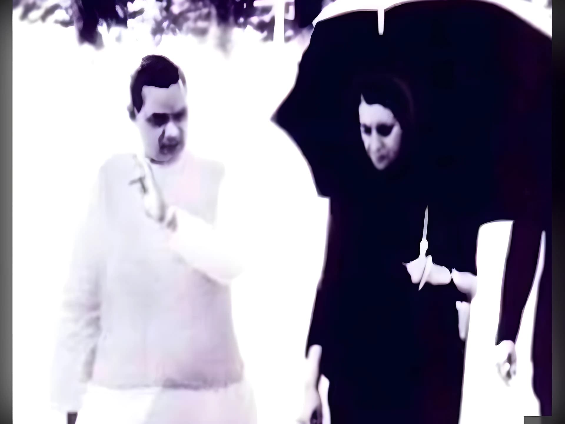 వాజ్‌పేయికి గొడుగు పట్టిన ఇందిరాగాంధీ
